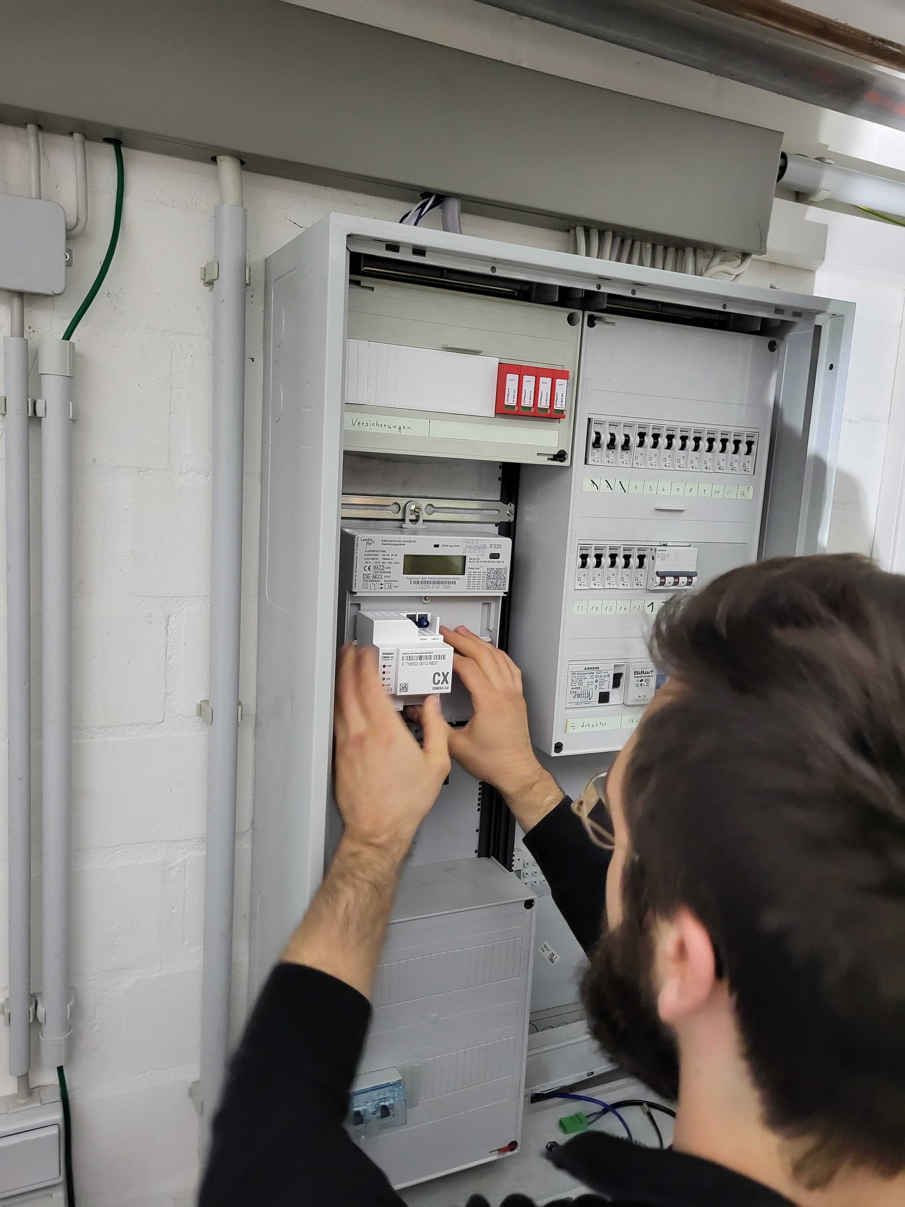 Två män installerar en solpanel från 1KOMMA5° 