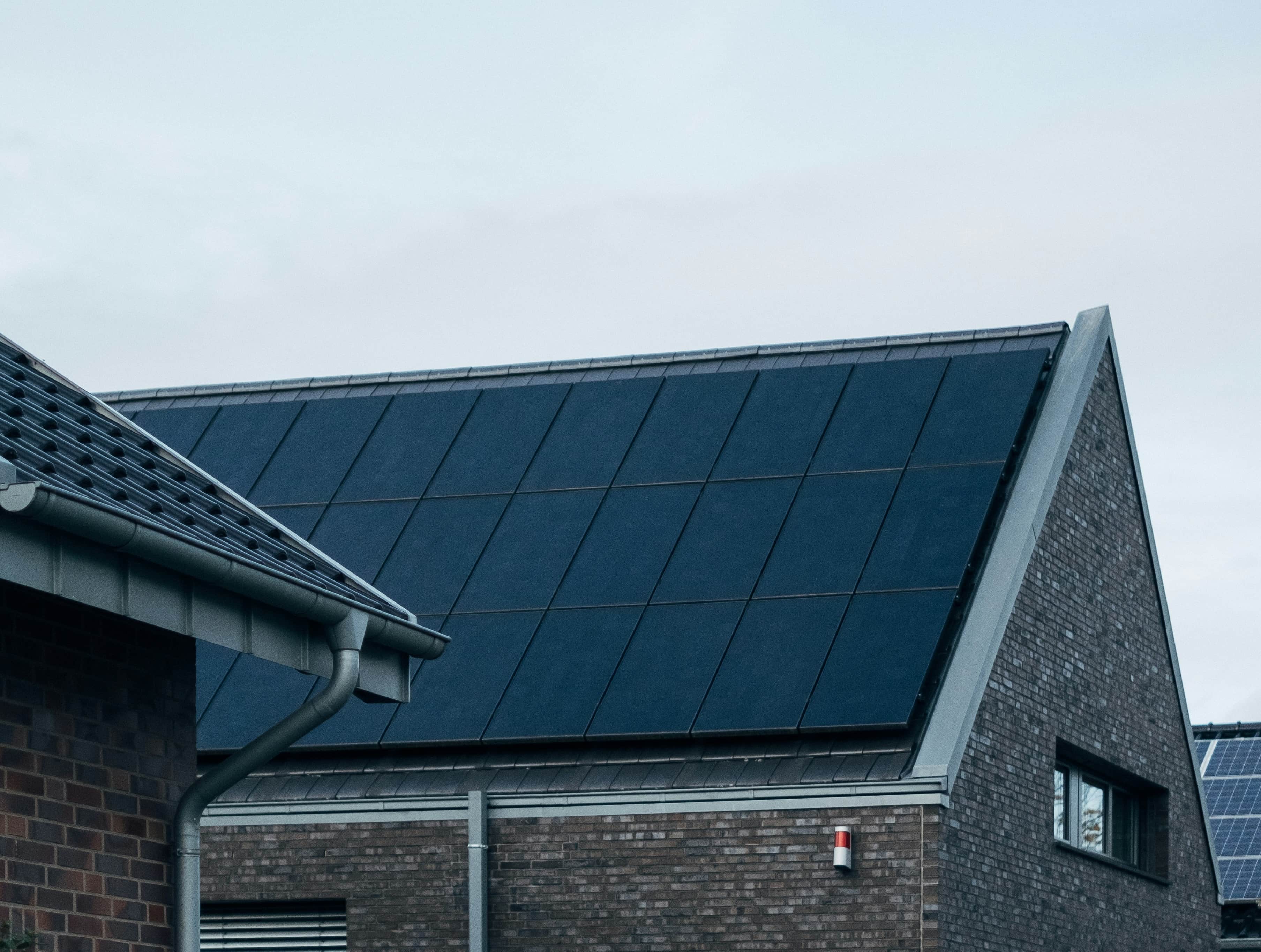 Två män installerar en solpanel från 1KOMMA5° 