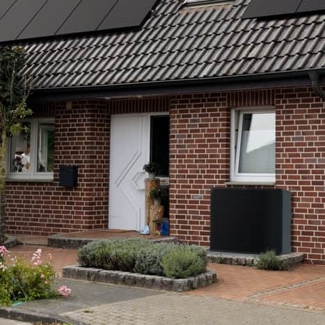 Mand der kigger ud af vinduet