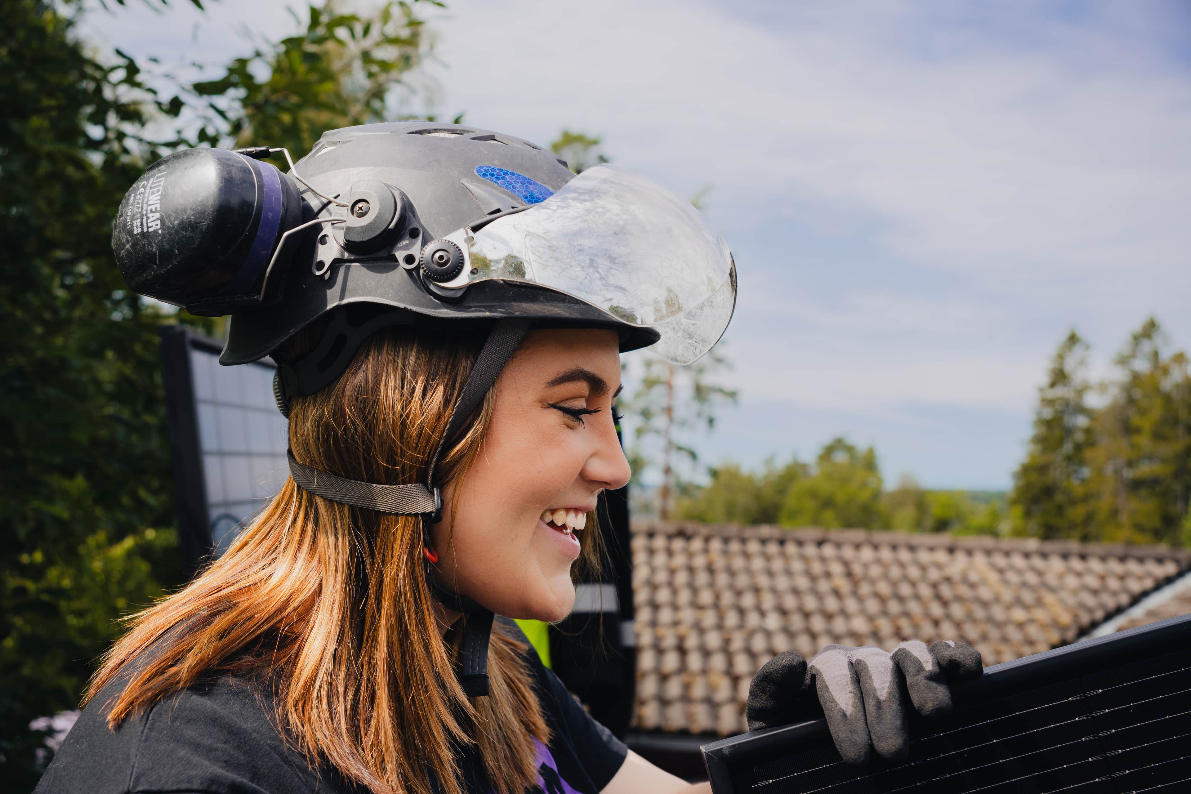 Två män installerar en solpanel från 1KOMMA5° 