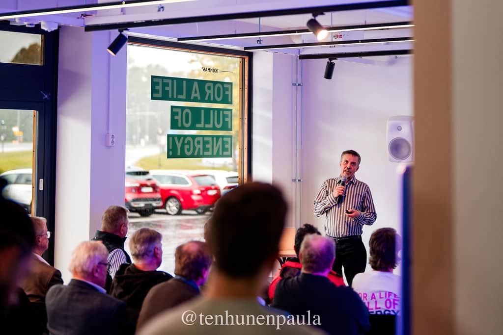 Aalto-yliopiston professori 1KOMMA5 showroomilla