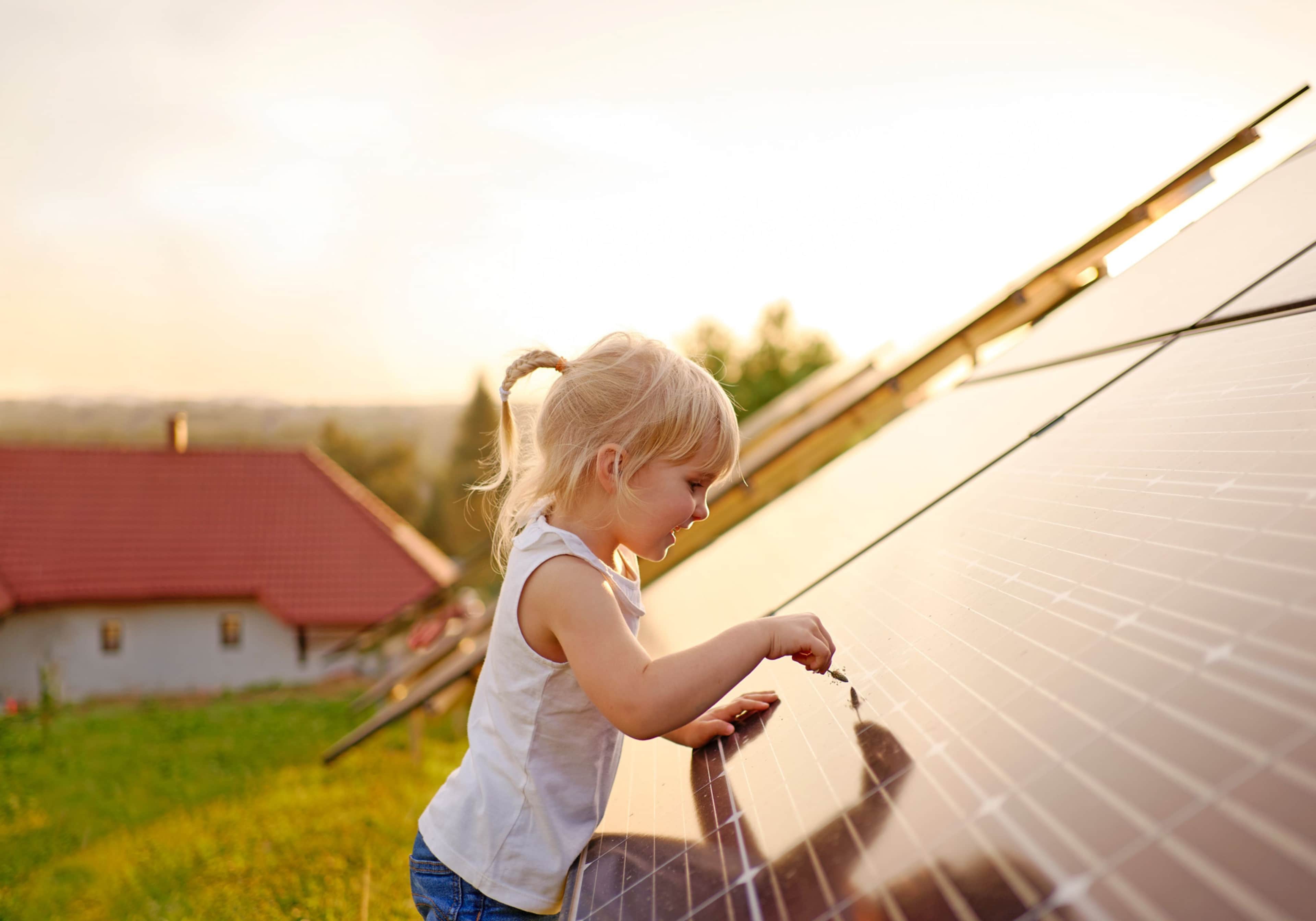 Pige foran solceller