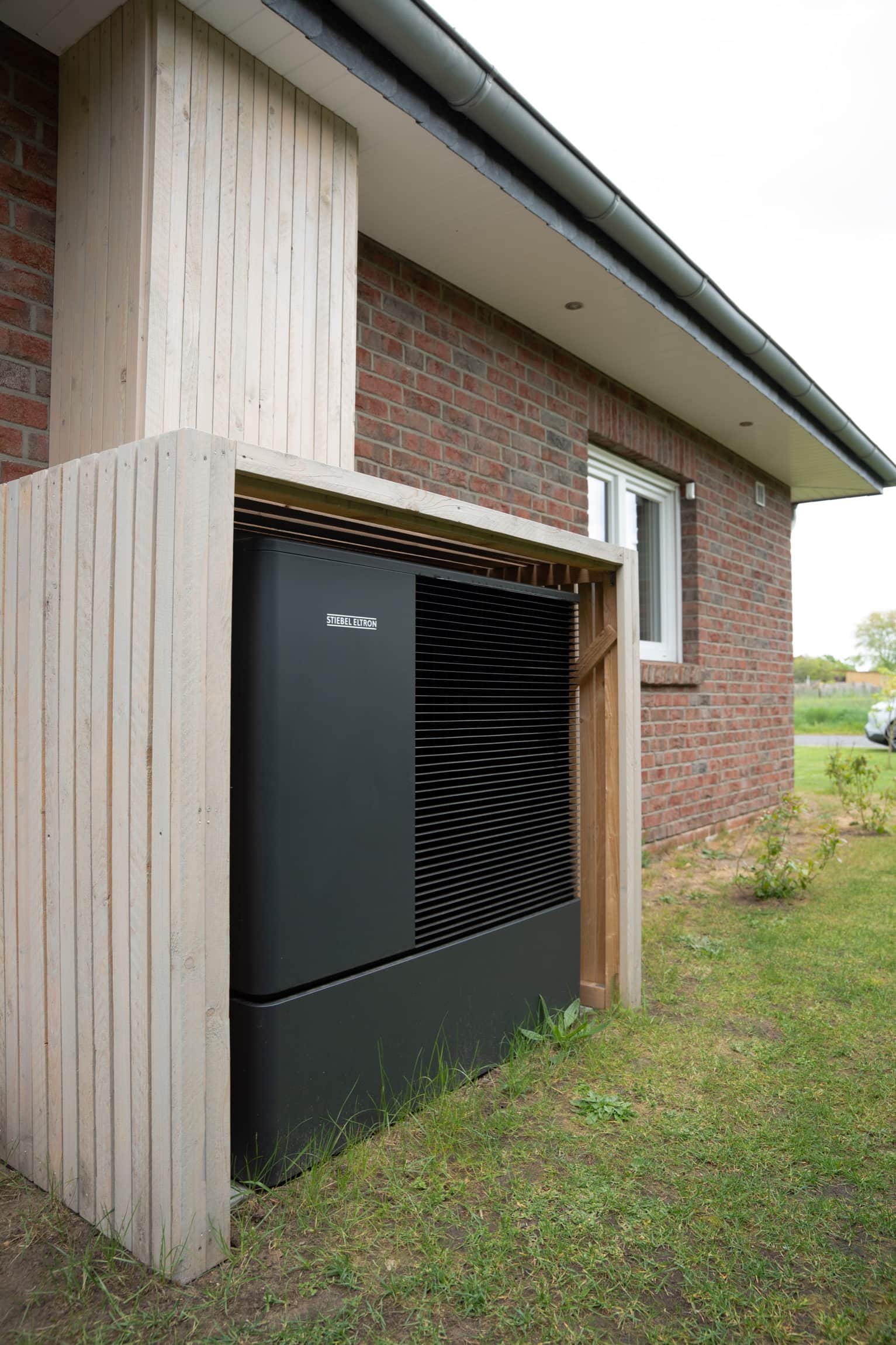 Wärmepumpe an der Hauswand im Bestand