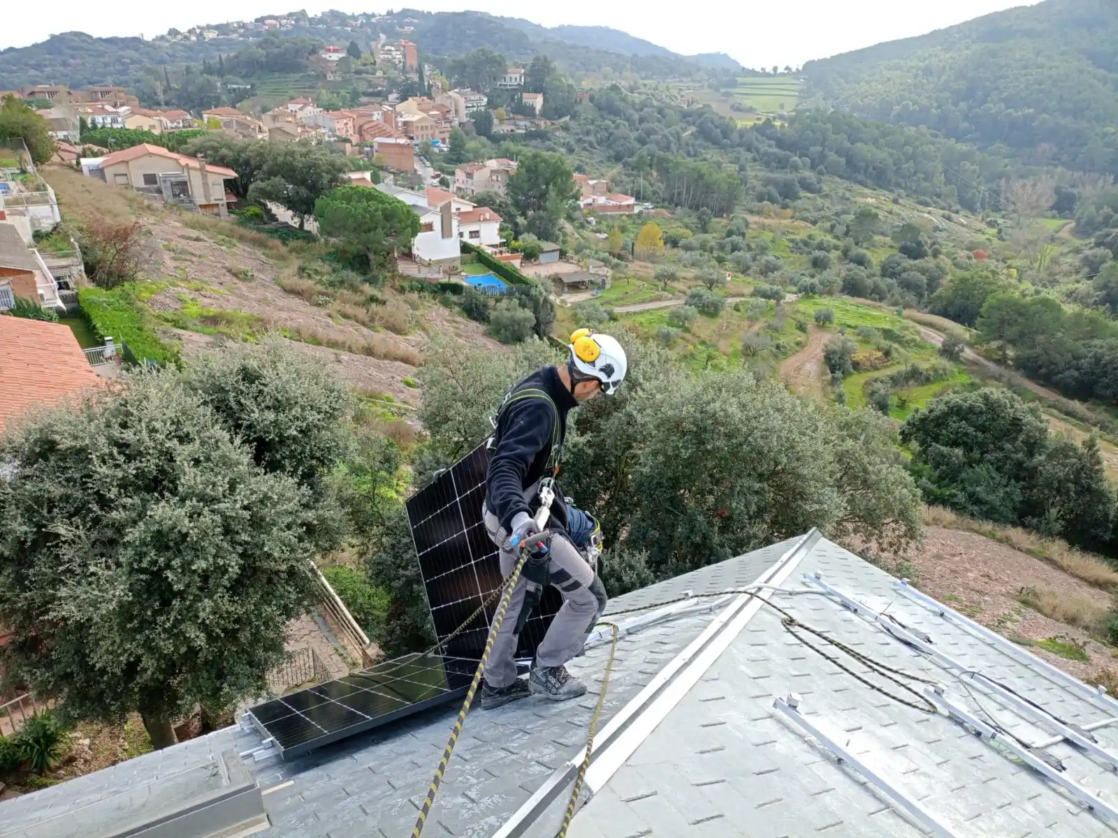 Ejemplo de instalación de paneles solares . Calcule cuantas placas necesito para una casa .