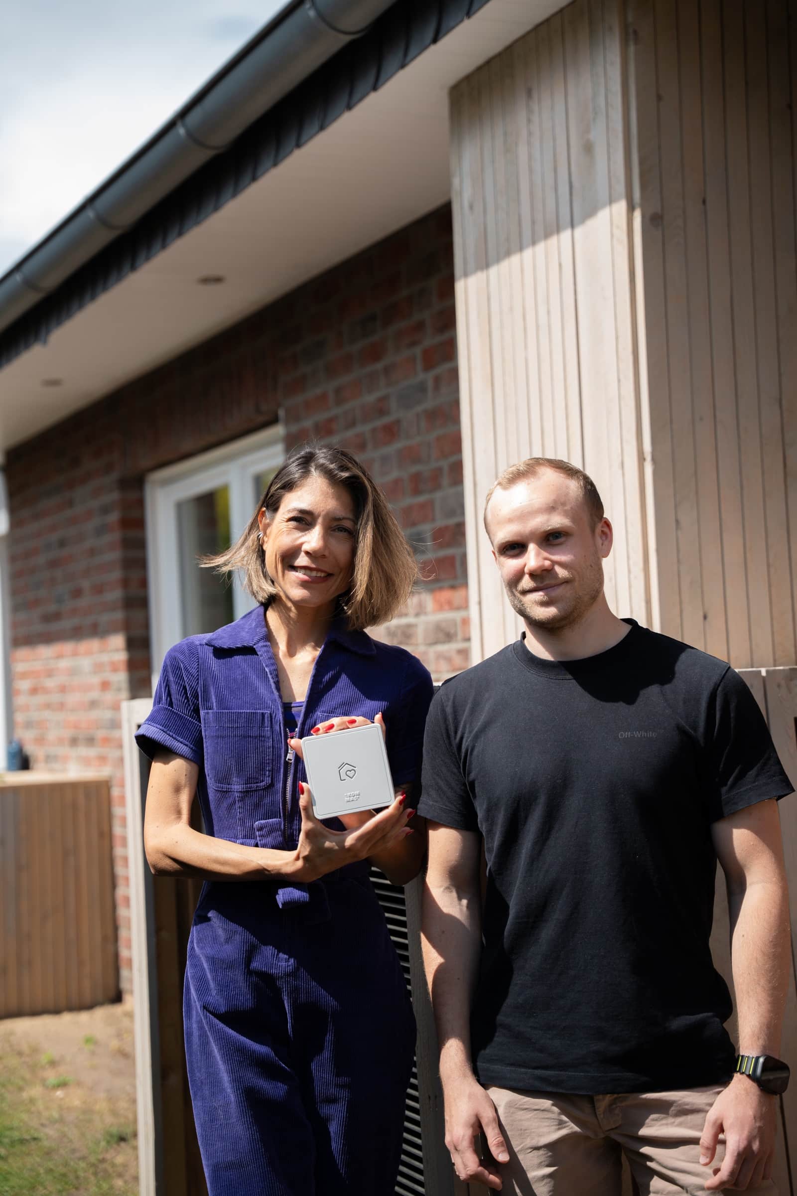Nils-Hendrik Welk mit Sophia Rödiger vor dem Haus