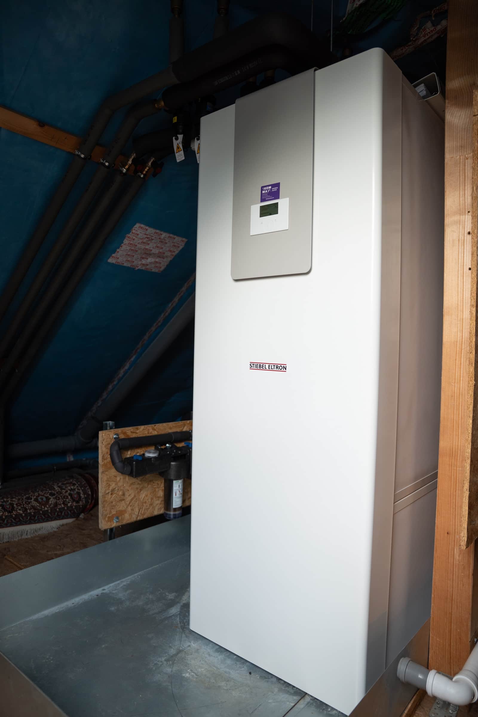 Innengerät der Wärmepumpe im Technikraum
