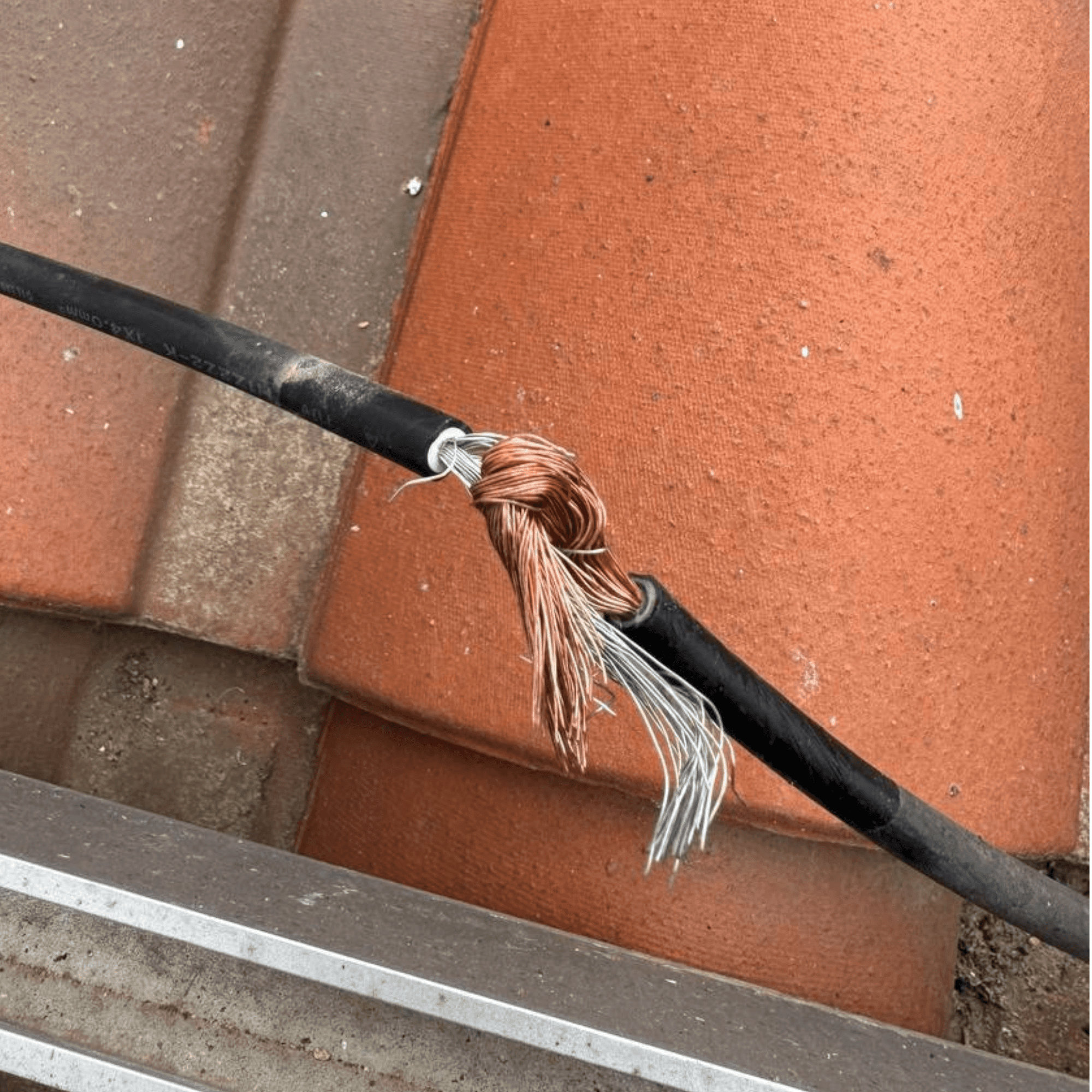 Cable expuesto y caída de rendimiento.