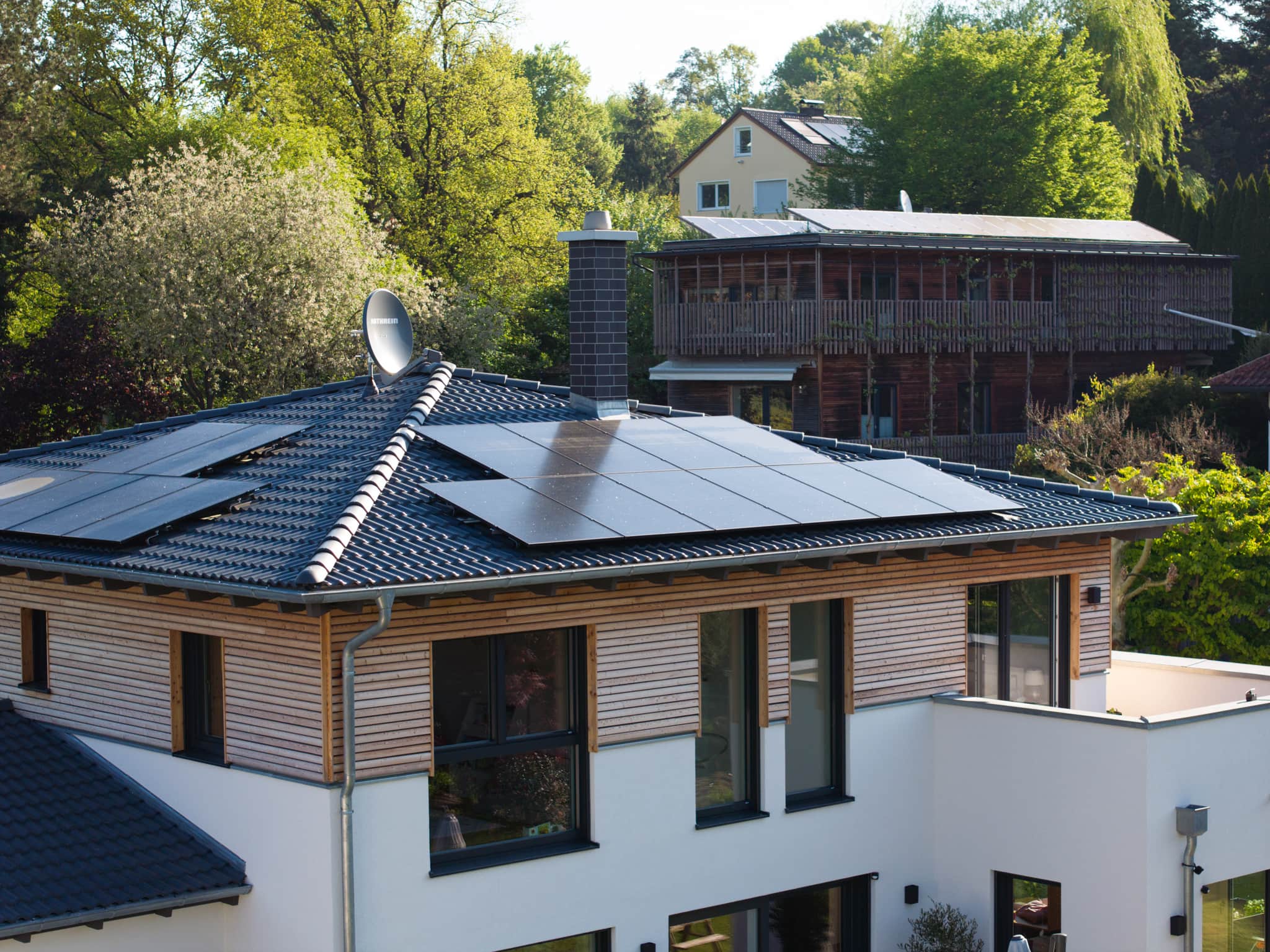 Einfamilienhaus mit umfangreicher Photovoltaikanlage auf dem Dach.
