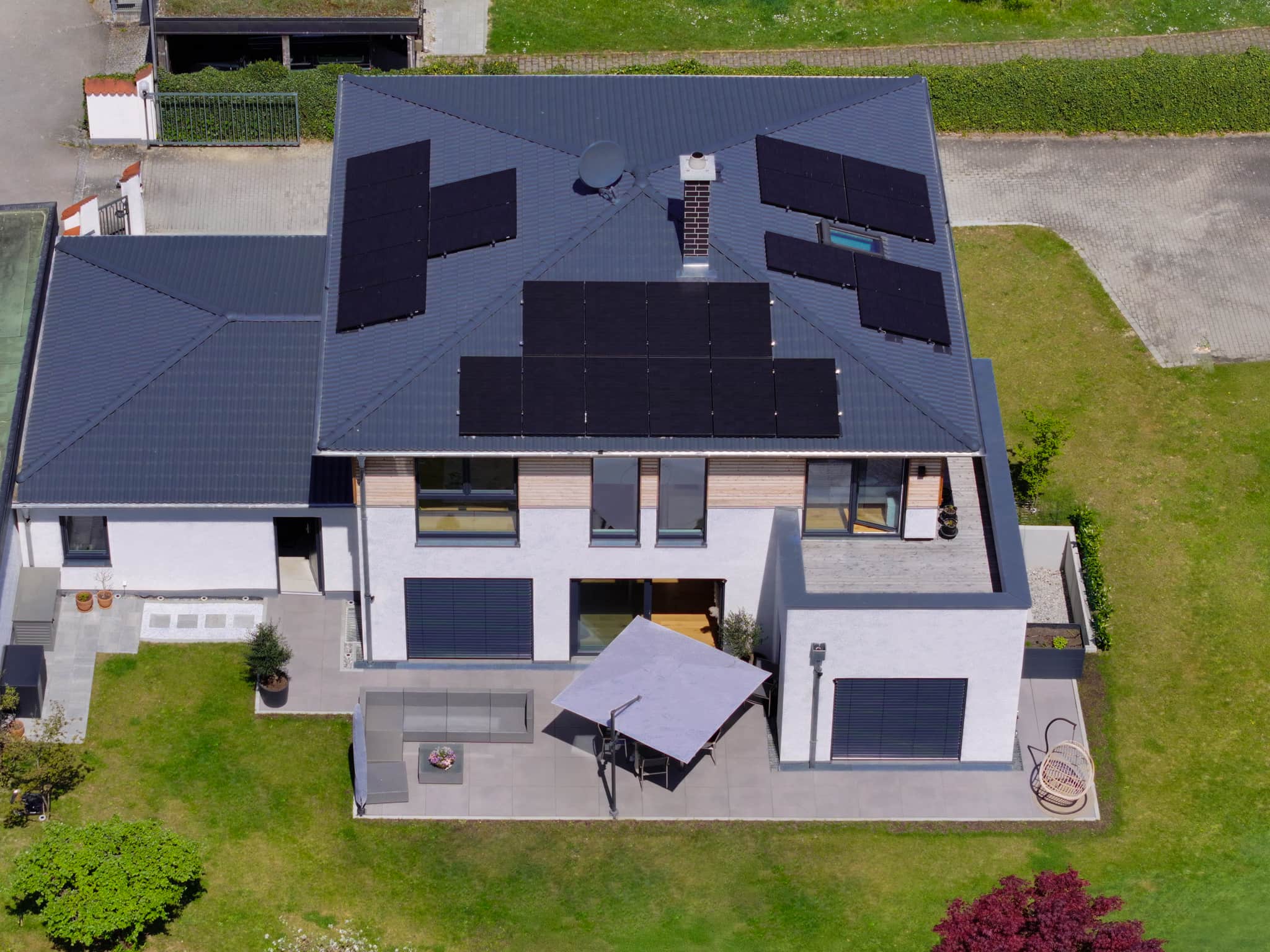 Vivienda unifamiliar con placas solares instaladas, beneficiaria de las subvenciones de autoconsumo en Baleares para 2026