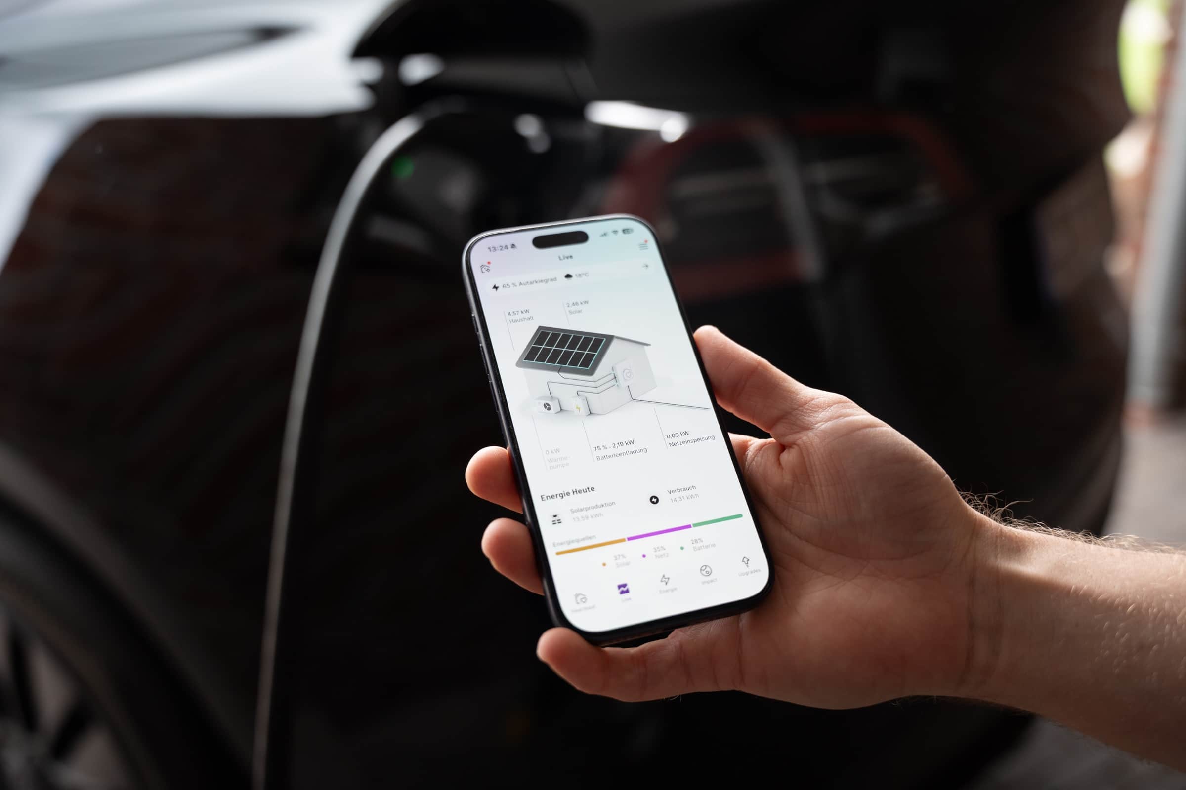 Heartbeat App auf dem Smartphone beim Laden eines E-Autos