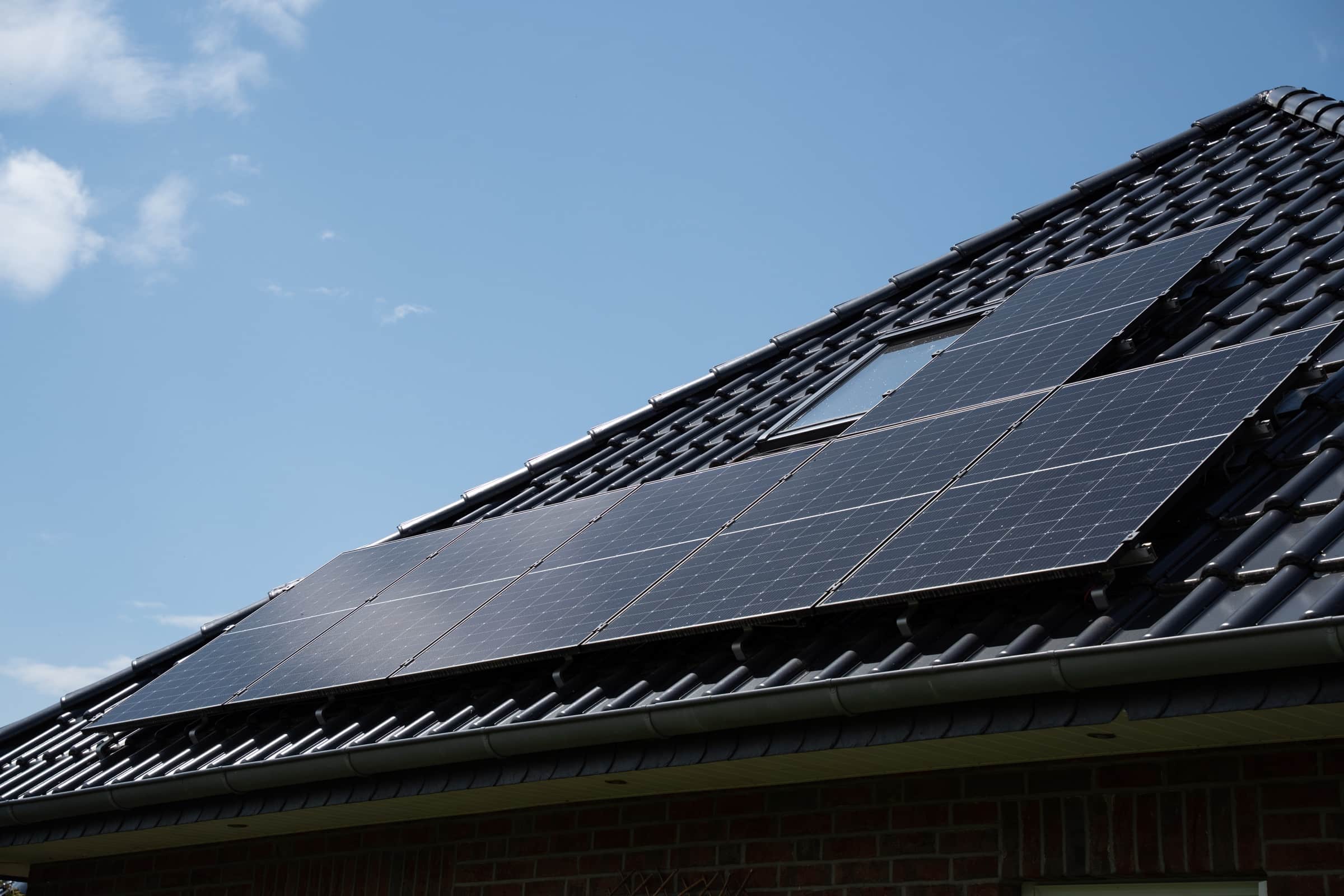 Placas solares de 1KOMMA5º instaladas en un tejado de una casa
