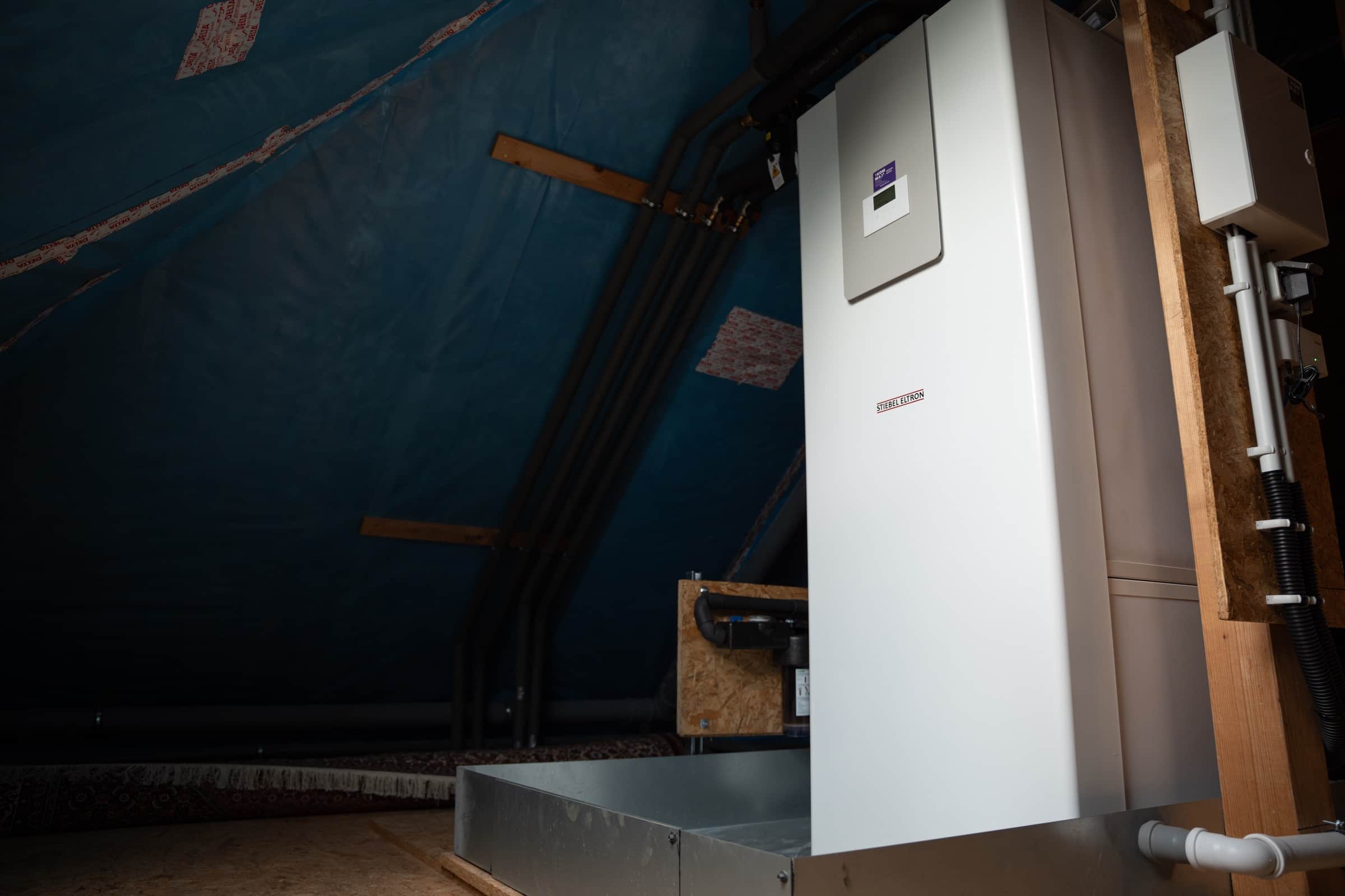 Innengerät der Wärmepumpe im Technikraum