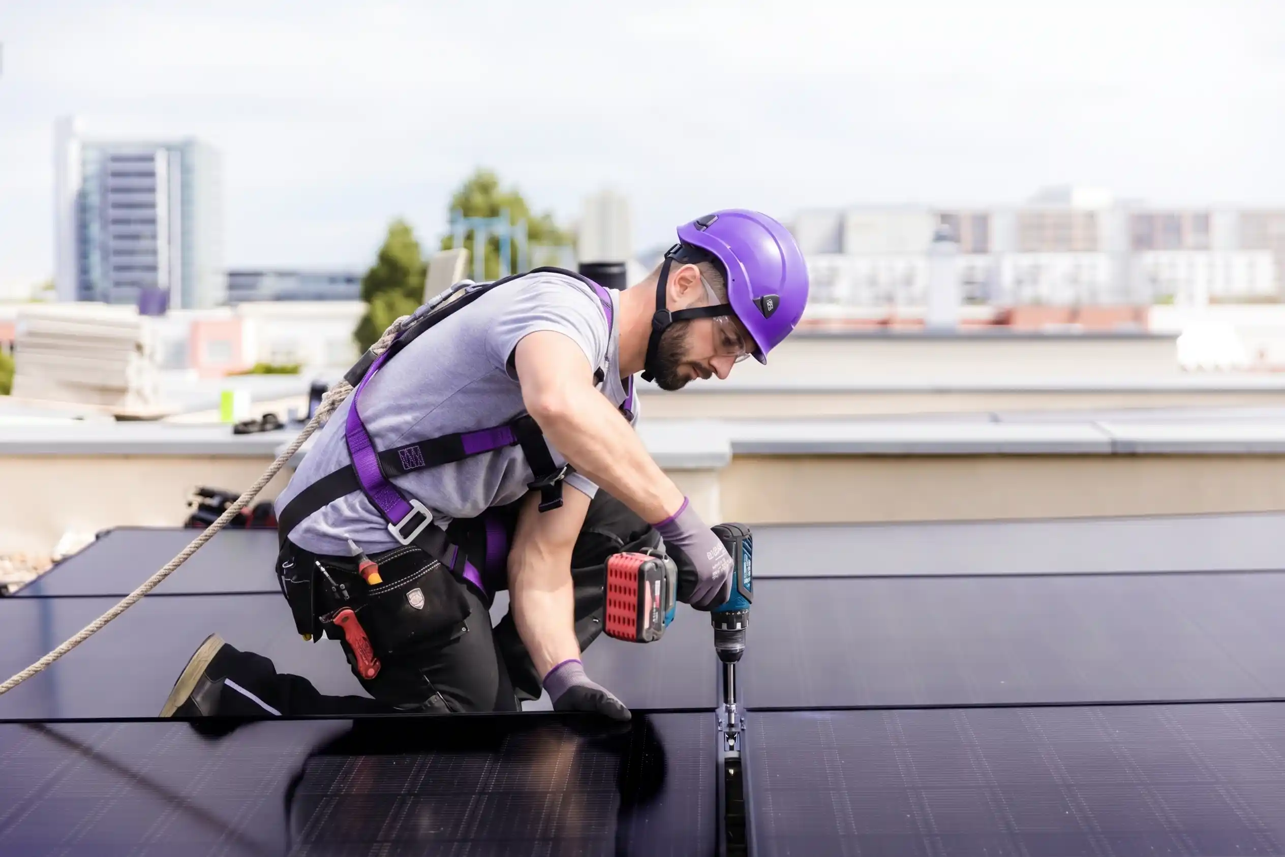 Instalación de placas solares 1KOMMA5° en el tejado de una casa moderna, listas para generar ahorro.