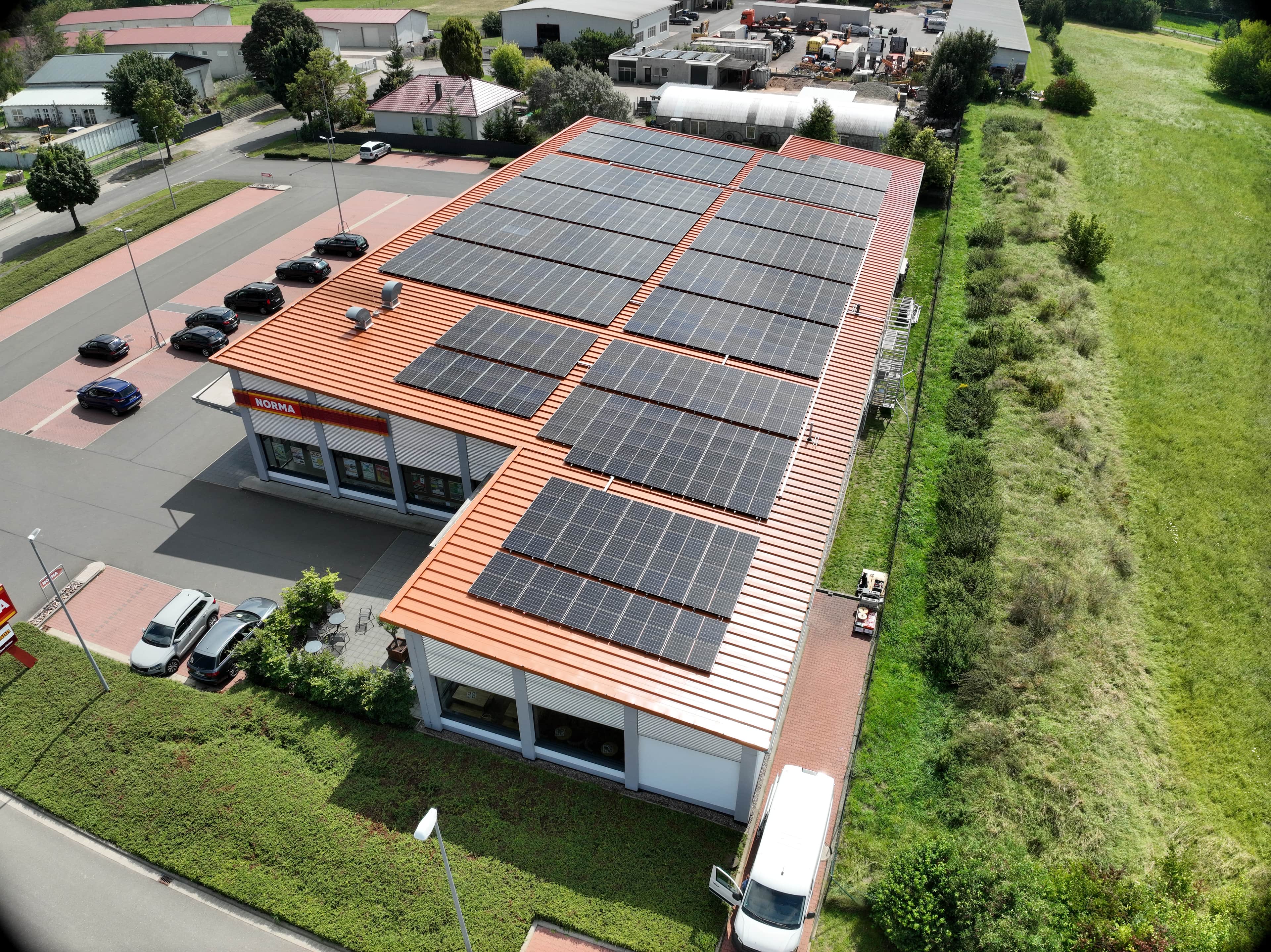 Gewerbliche Solaranlage aus der Vogelperspektive