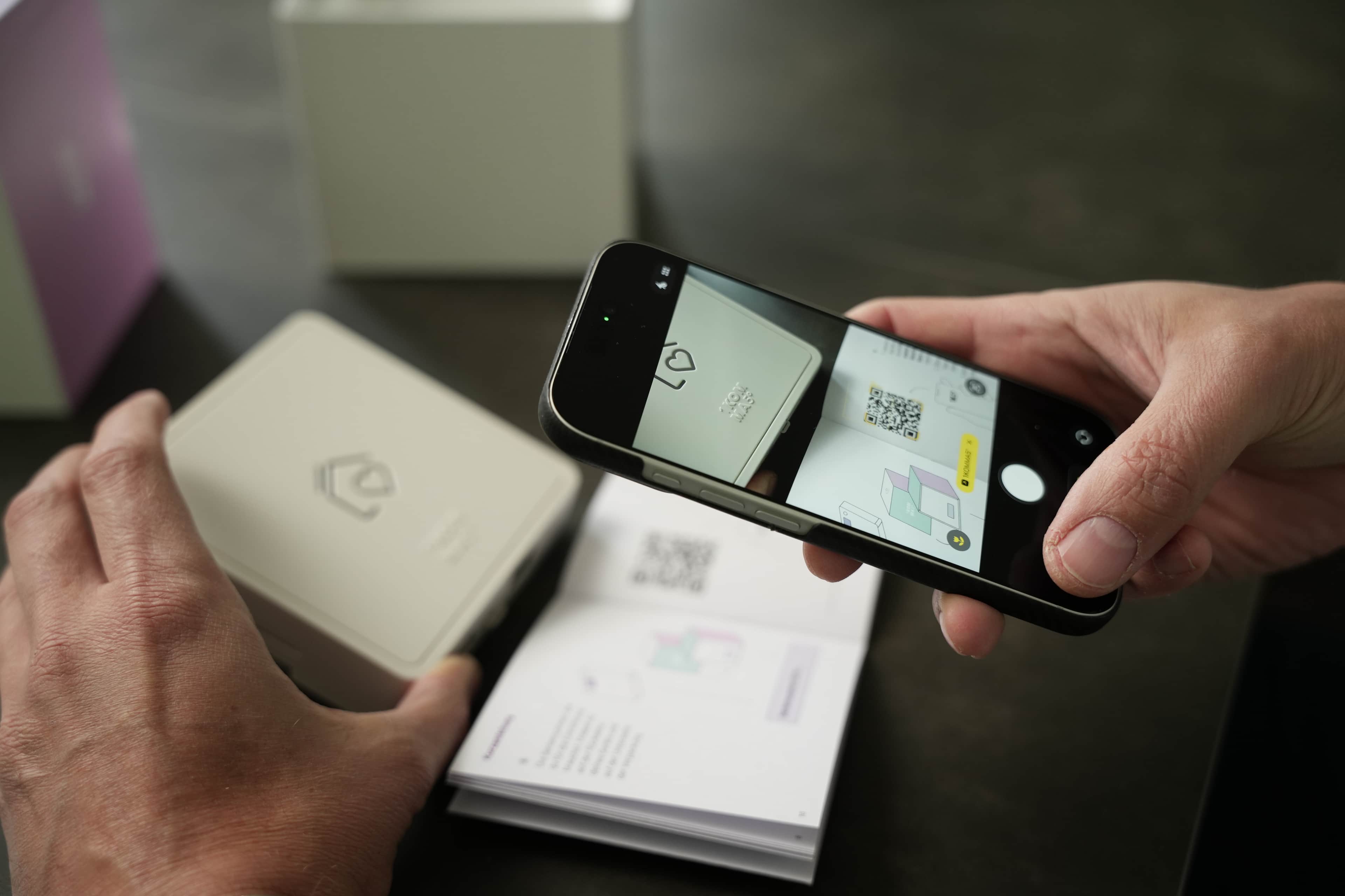 Blick auf die Heartbeat-Box mit App-Bildschirm im Vordergrund