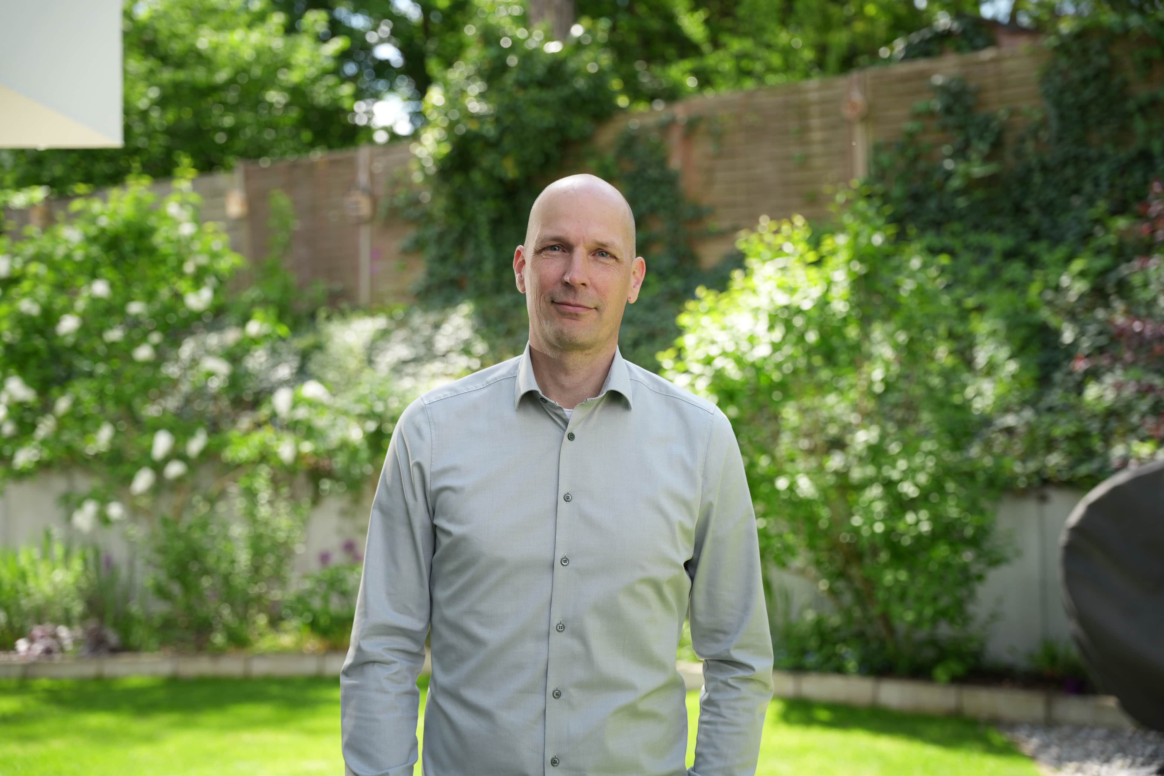 Mann in einem grünen Garten