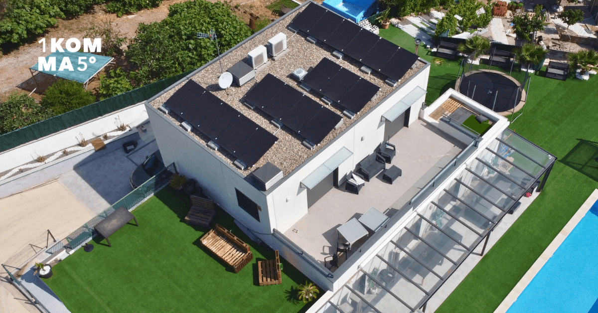 Instal·lació de plaques solars a una casa