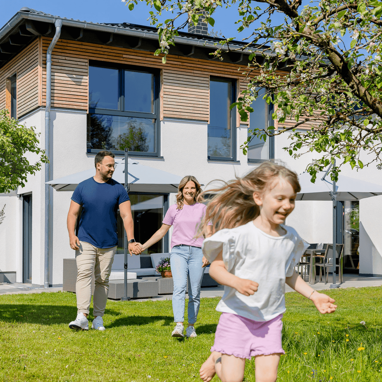 Familie vor Haus mit Solaranlage