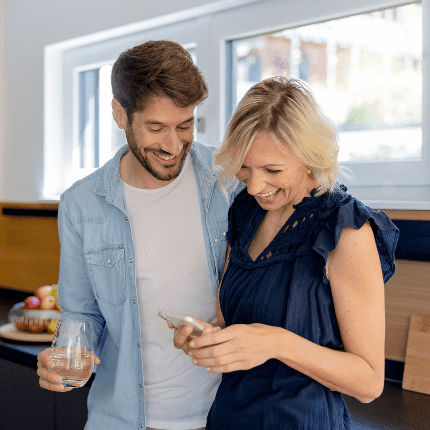 Pärchen checkt ihre Heartbeat App