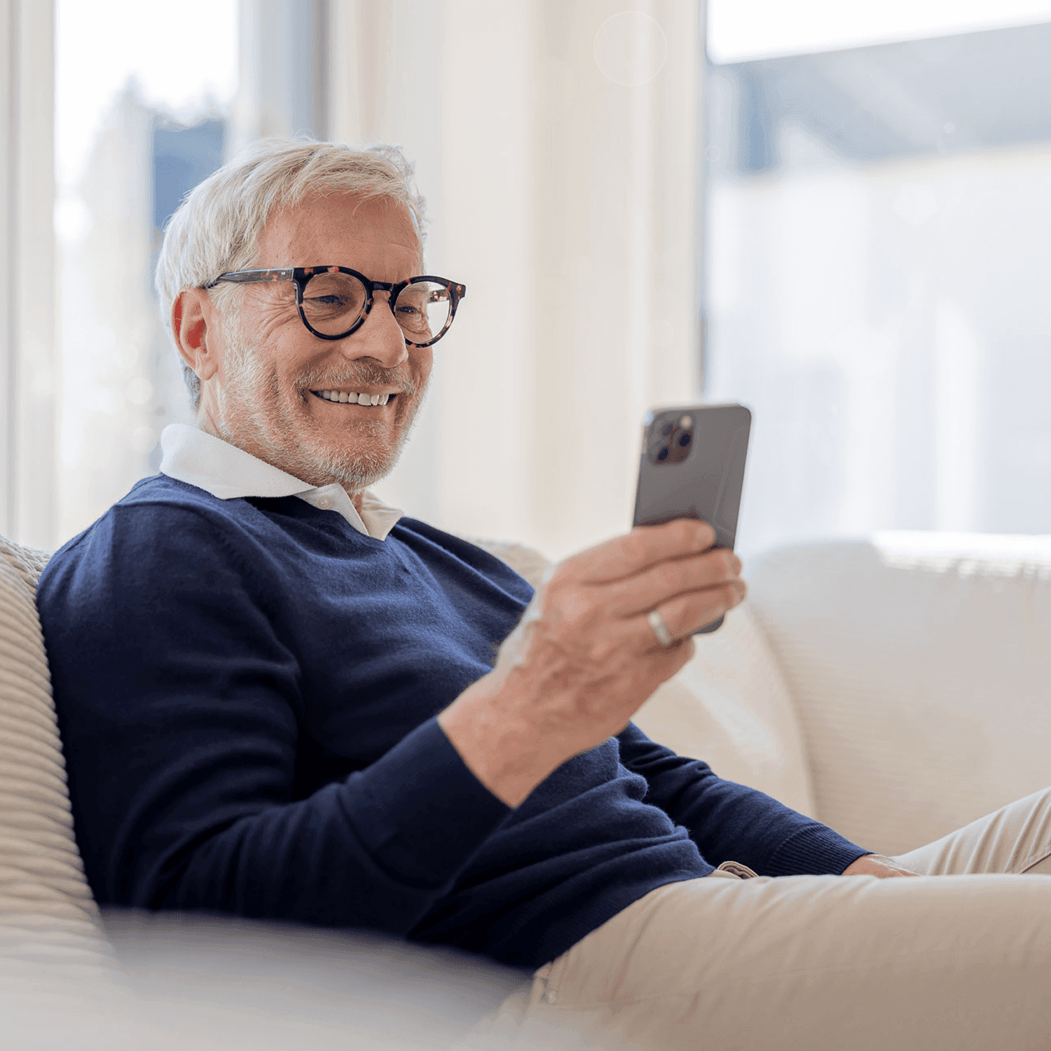 Opa mit Handy checkt die 1KOMMA5° Heartbeat App