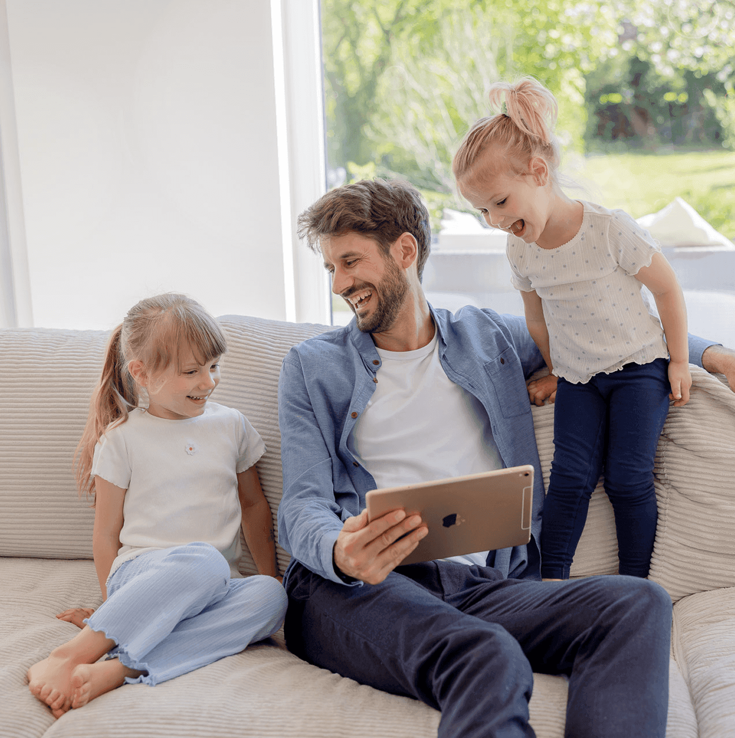Familie auf Sofa mit Blick auf die Heartbeat App auf einem iPad