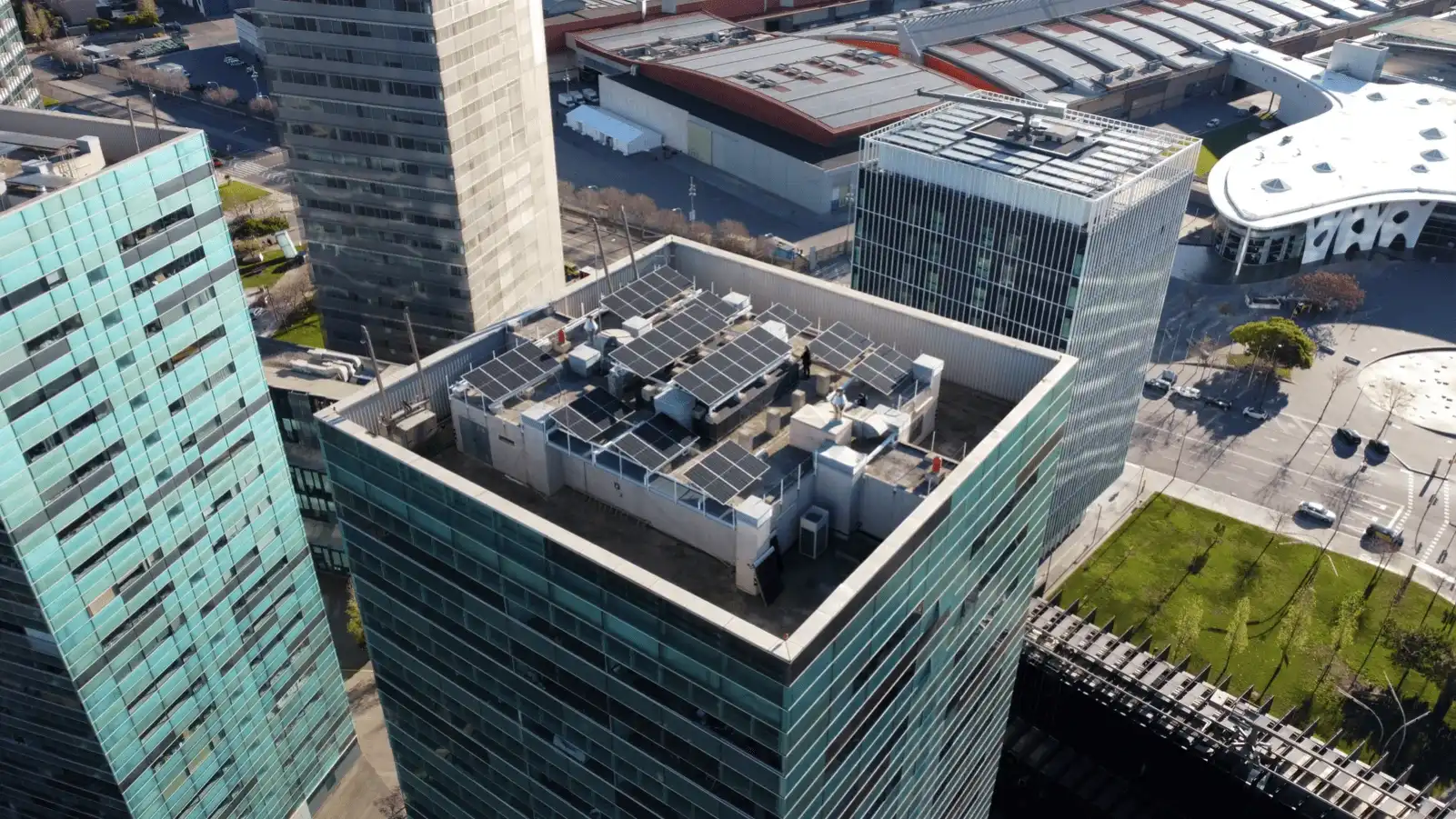 Instalación de autoconsumo solar residencial con placas solares 1KOMMA5° en Hospitalet de Llobregat, Barcelona.