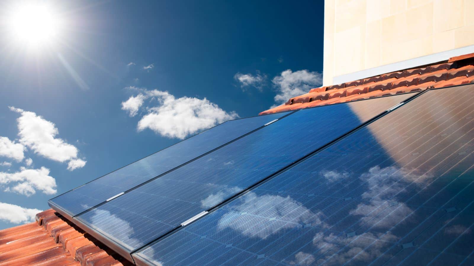 Una instalación solar bajo el sol en España