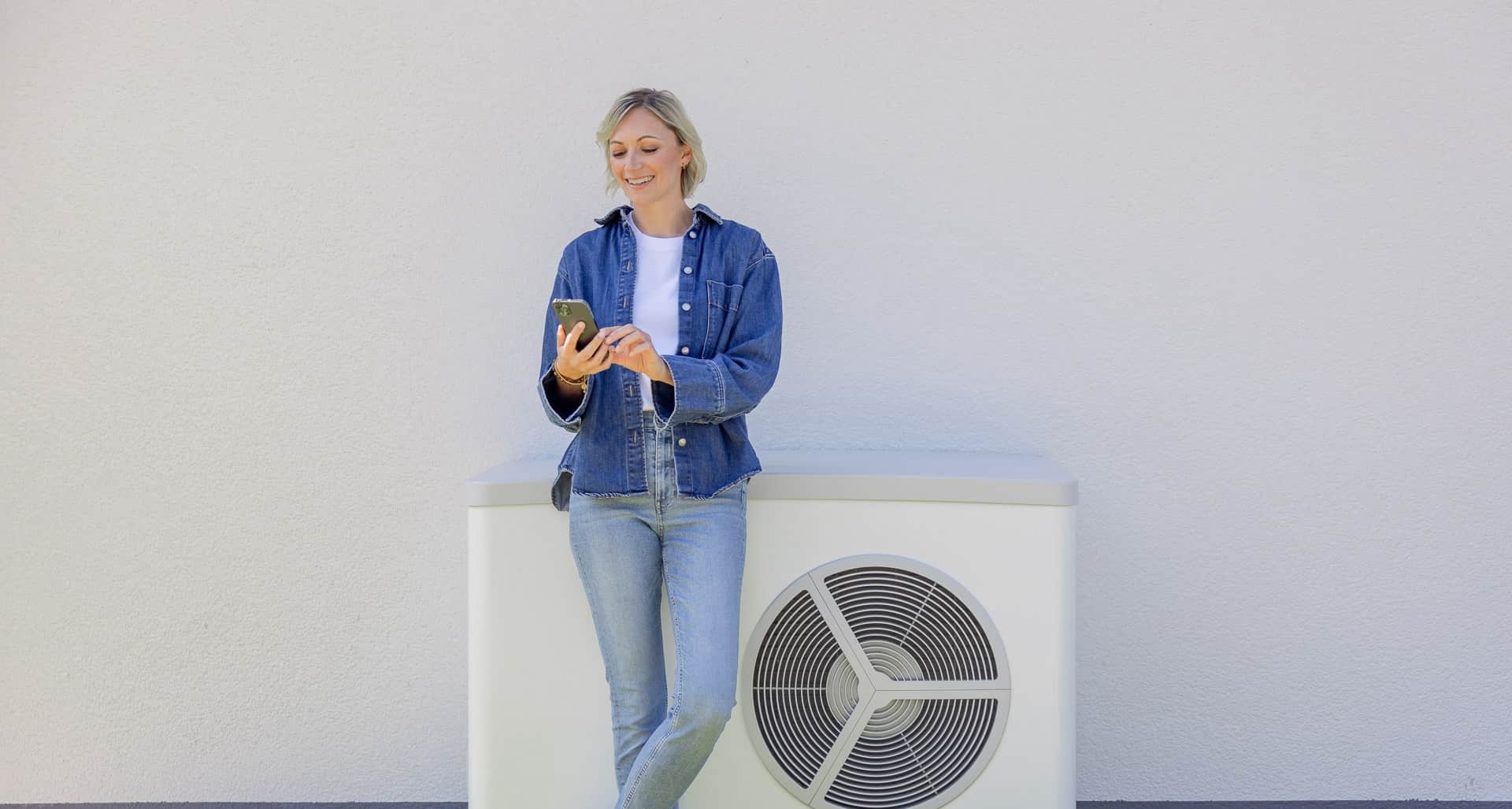 Kvinna jämför priser för olika typer av värmepumpar