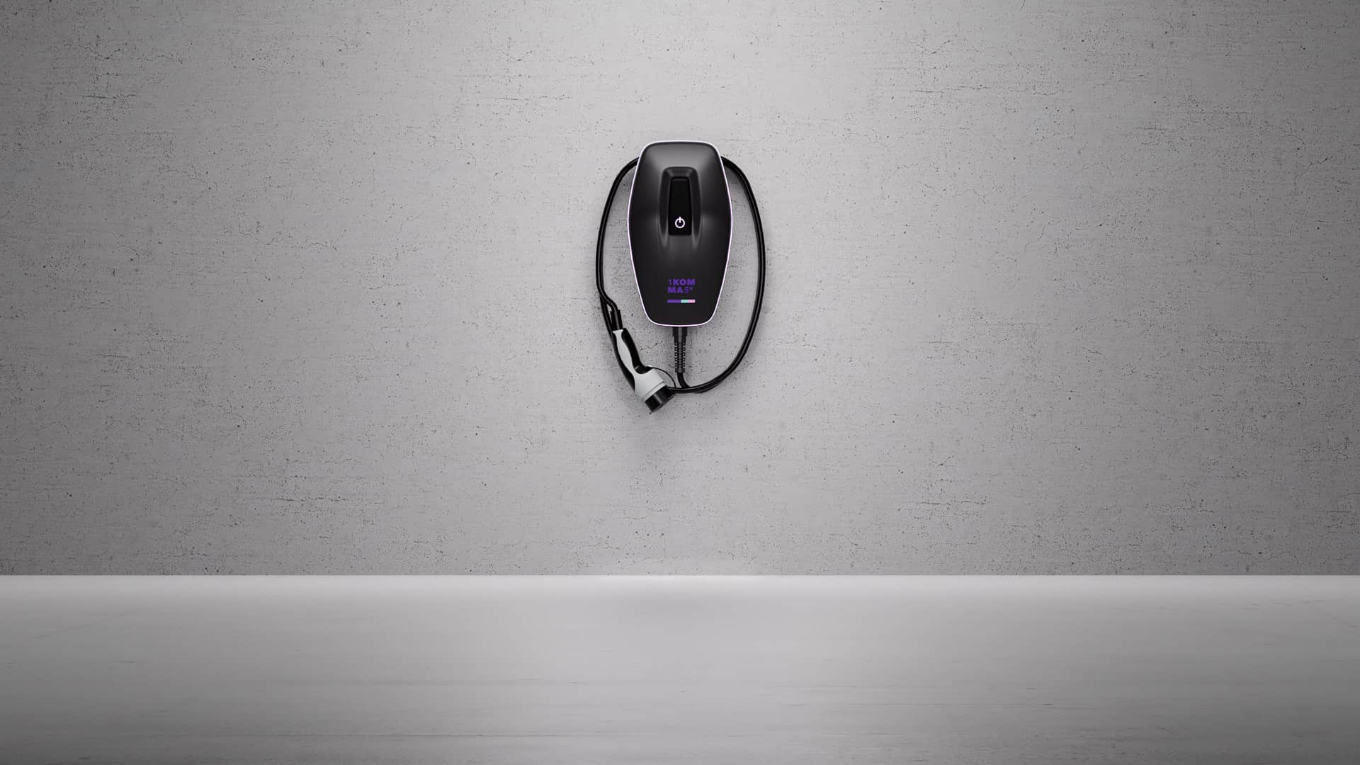 Musta sähköauton latausasema, jossa on hehkuva violetti reunaviiva, varustettuna virtapainikkeella ja kytketyllä latauskaapelilla.