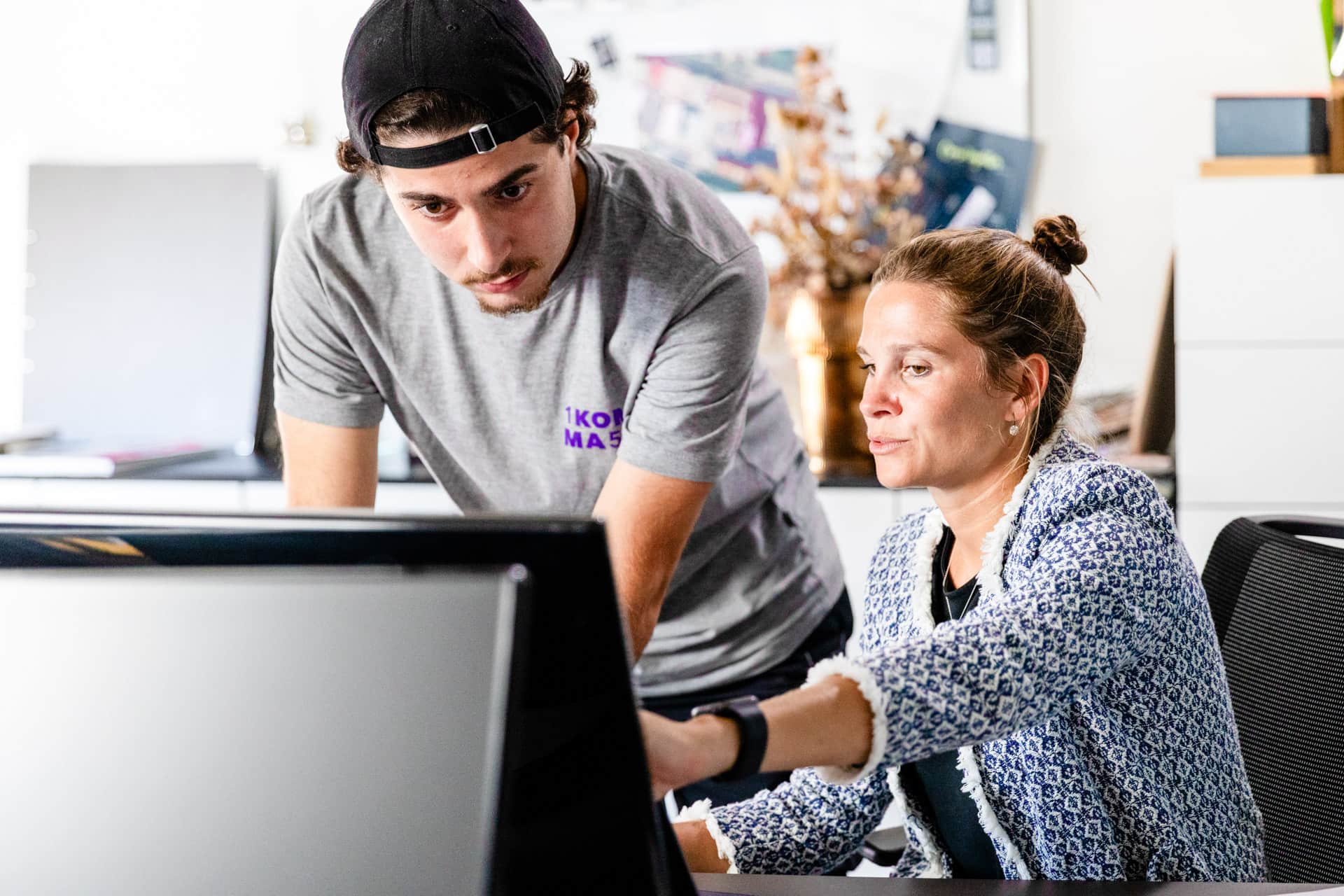 Trabajador de 1KOMMA5° explicando las ayudas y subvenciones de 2026 a clienta