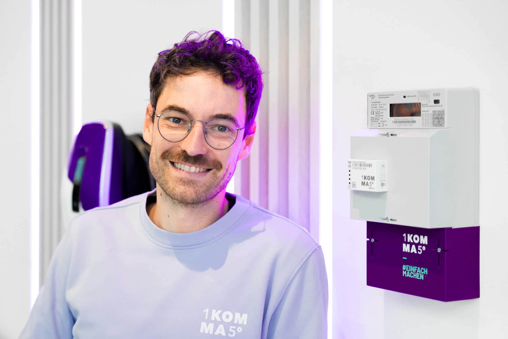 Två män installerar en solpanel från 1KOMMA5°