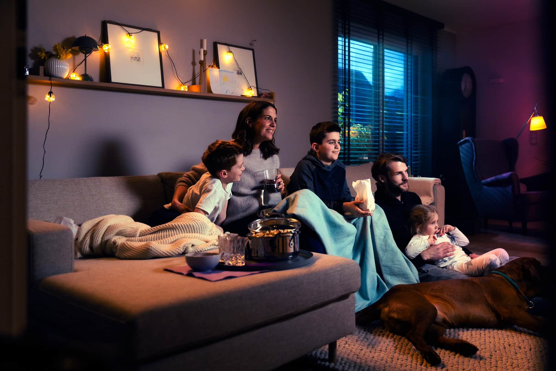Familie am Abend vor dem Fernseher