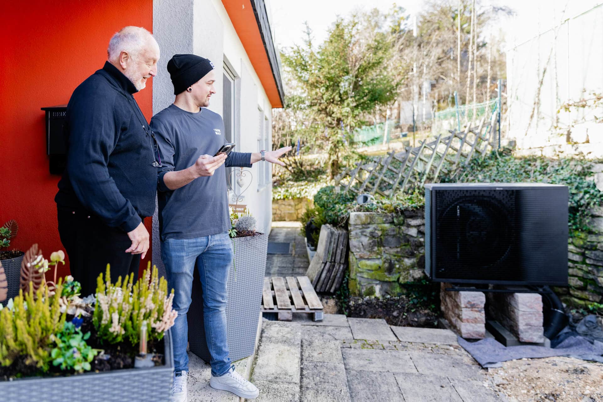 Wärmepumpe mit Kunden und Installateur
