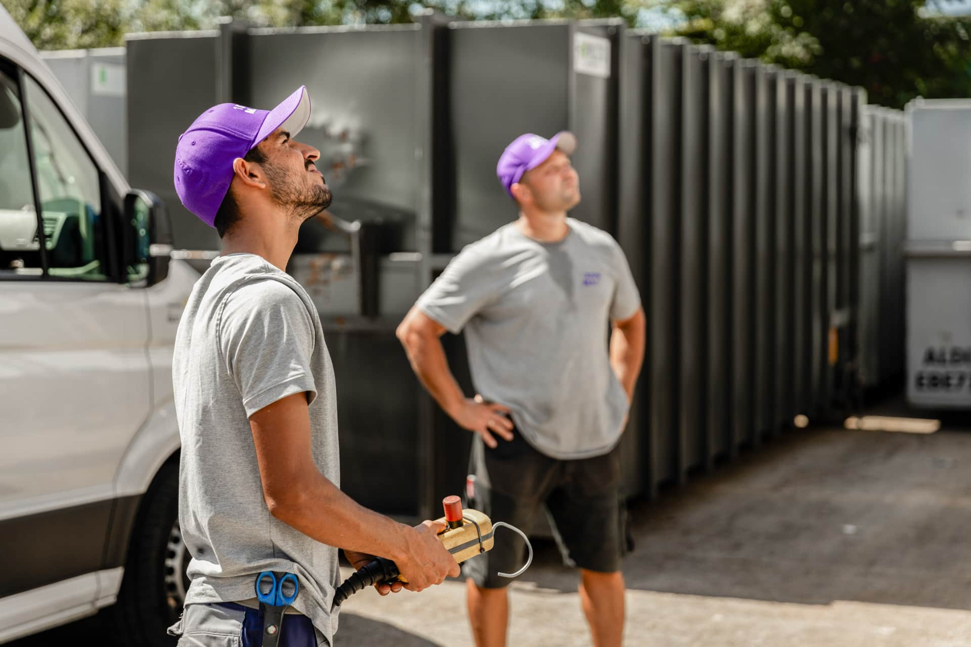 two 1KOMMA5° solar installer looking up