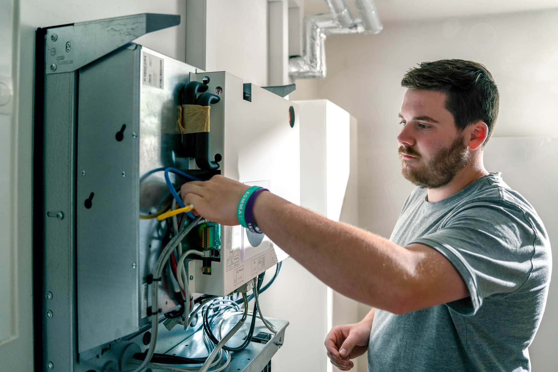 Handwerker installiert Speicher