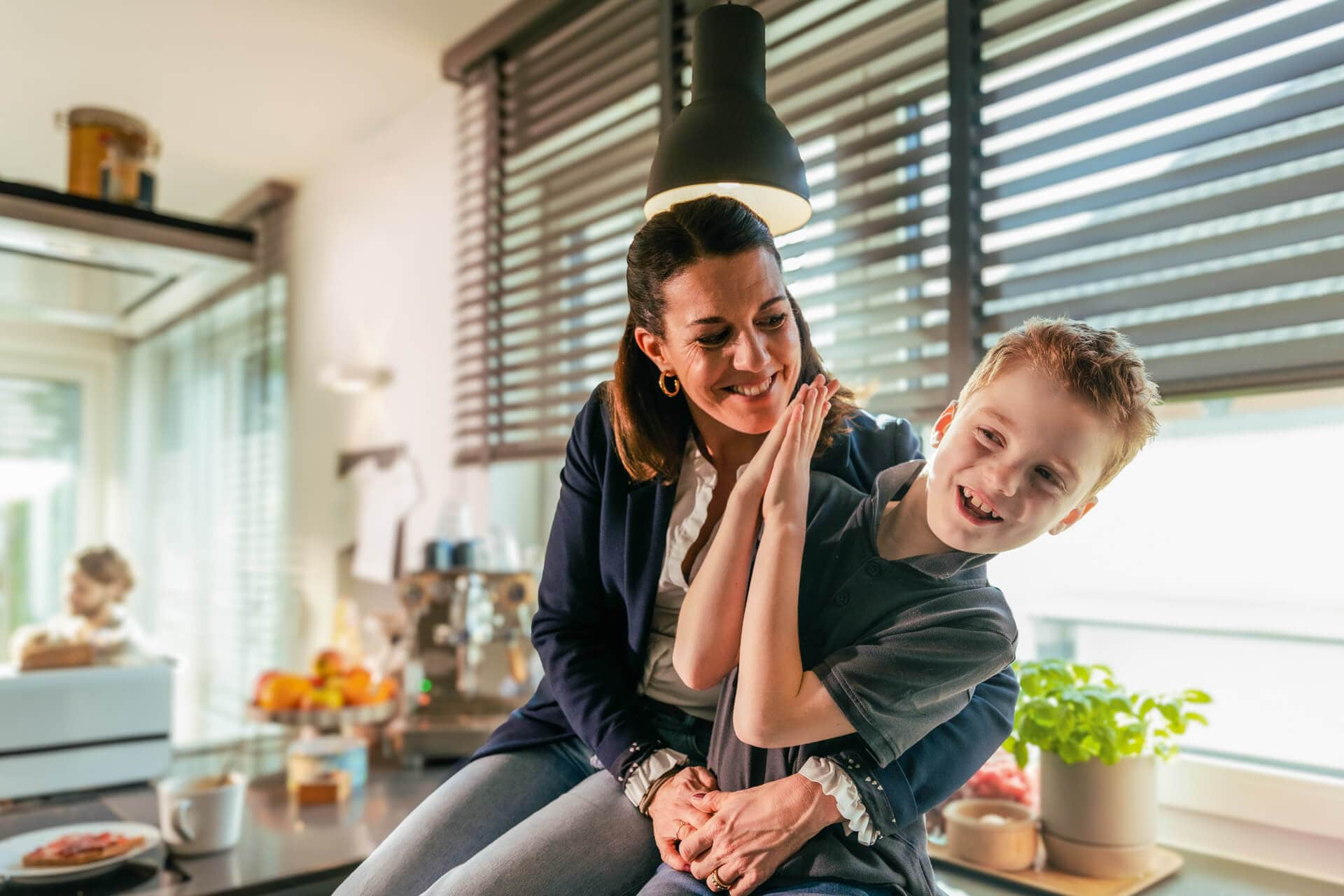 fröhliche Mutter mit Sohn