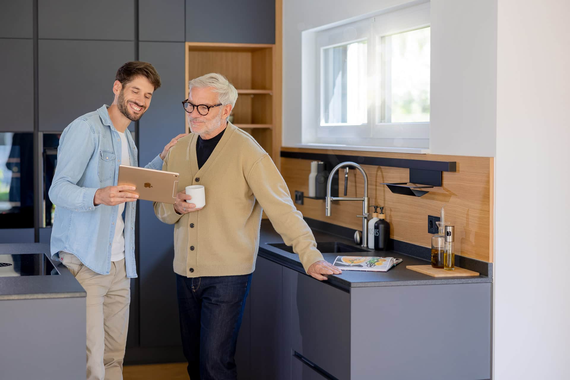 Zwei Männer schauen sich Stromproduktion an