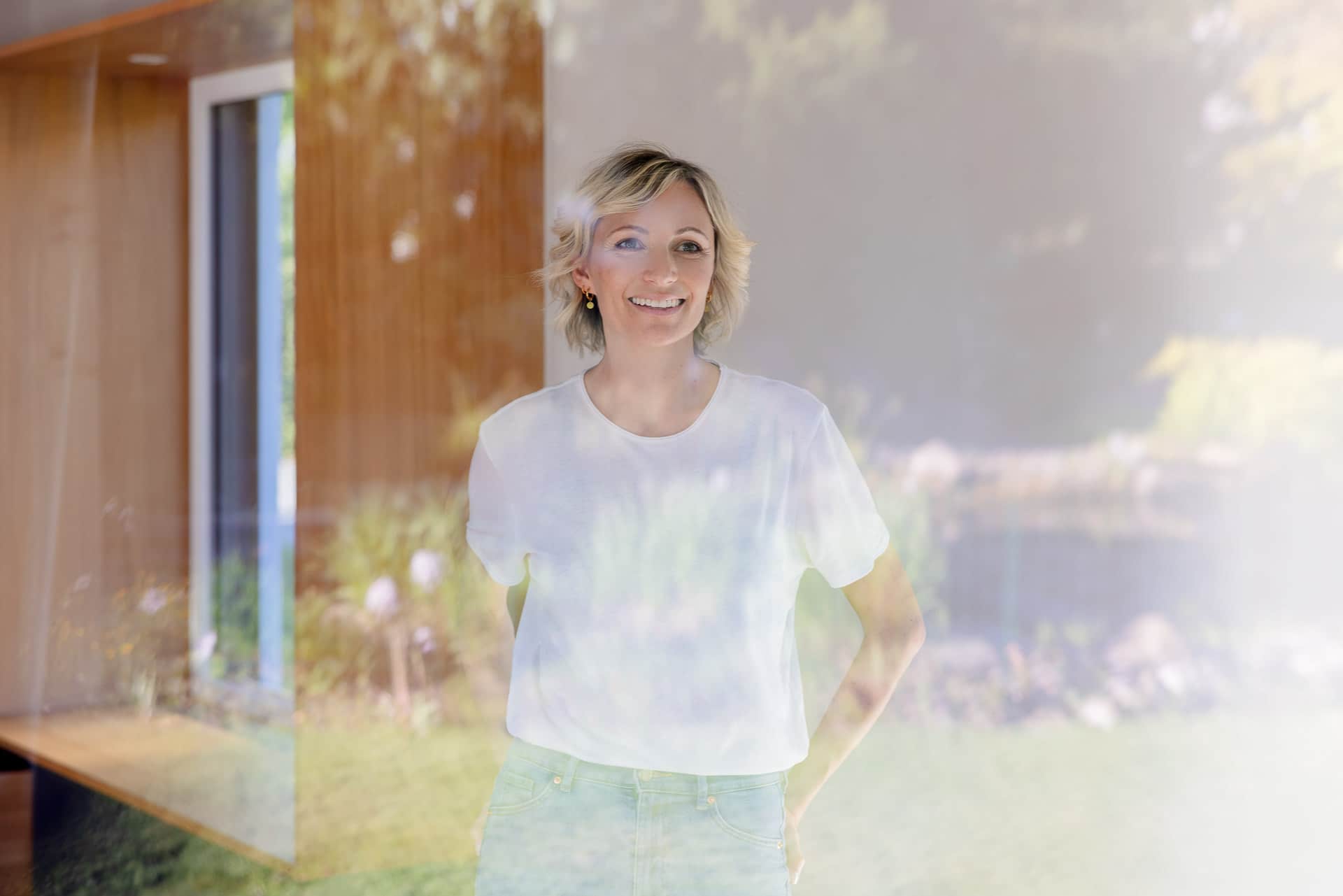 Modern villa i solnedgång med solceller på hustaket