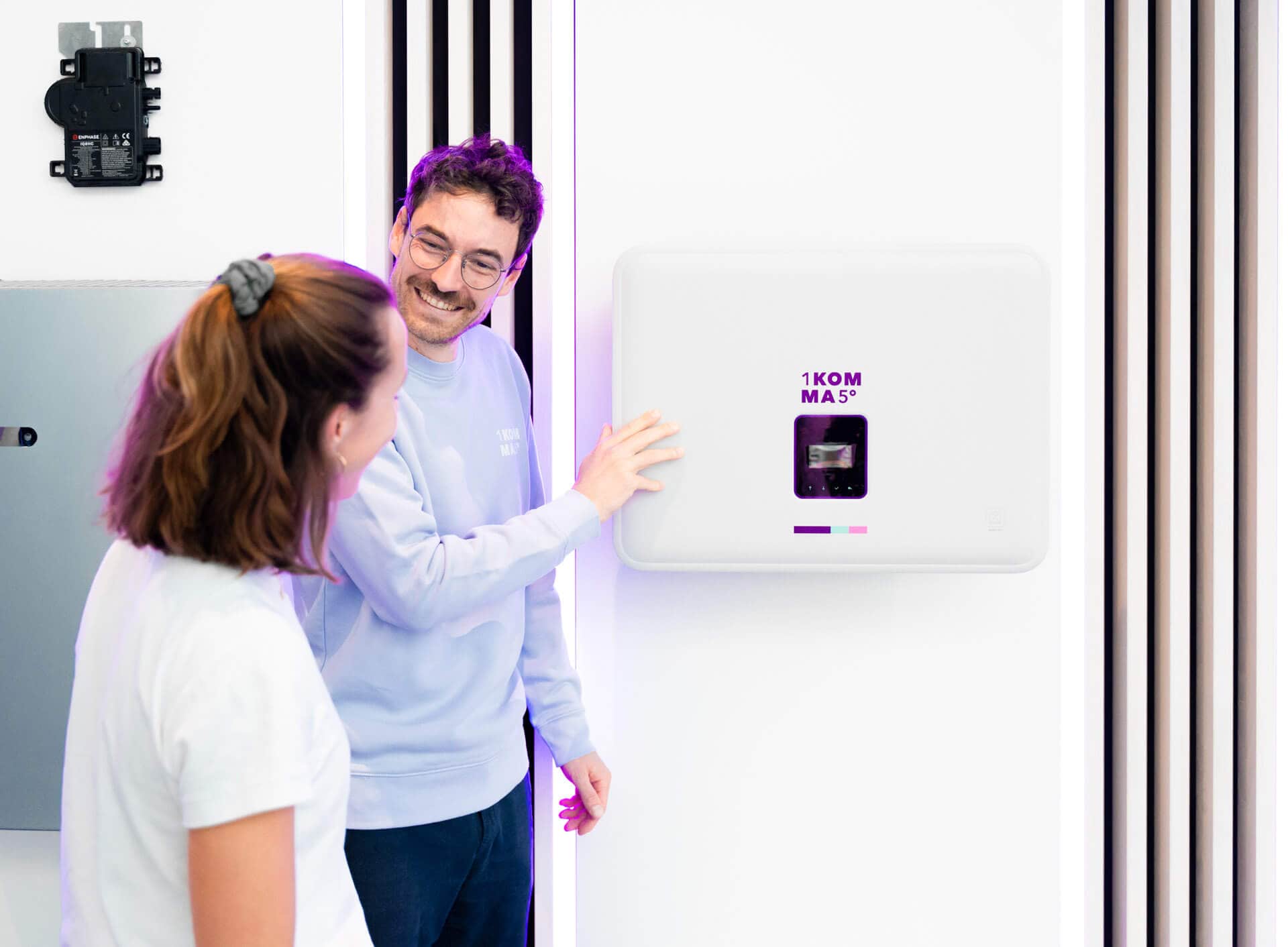 Enphase mikroinvertere til solceller bliver installeret på tag