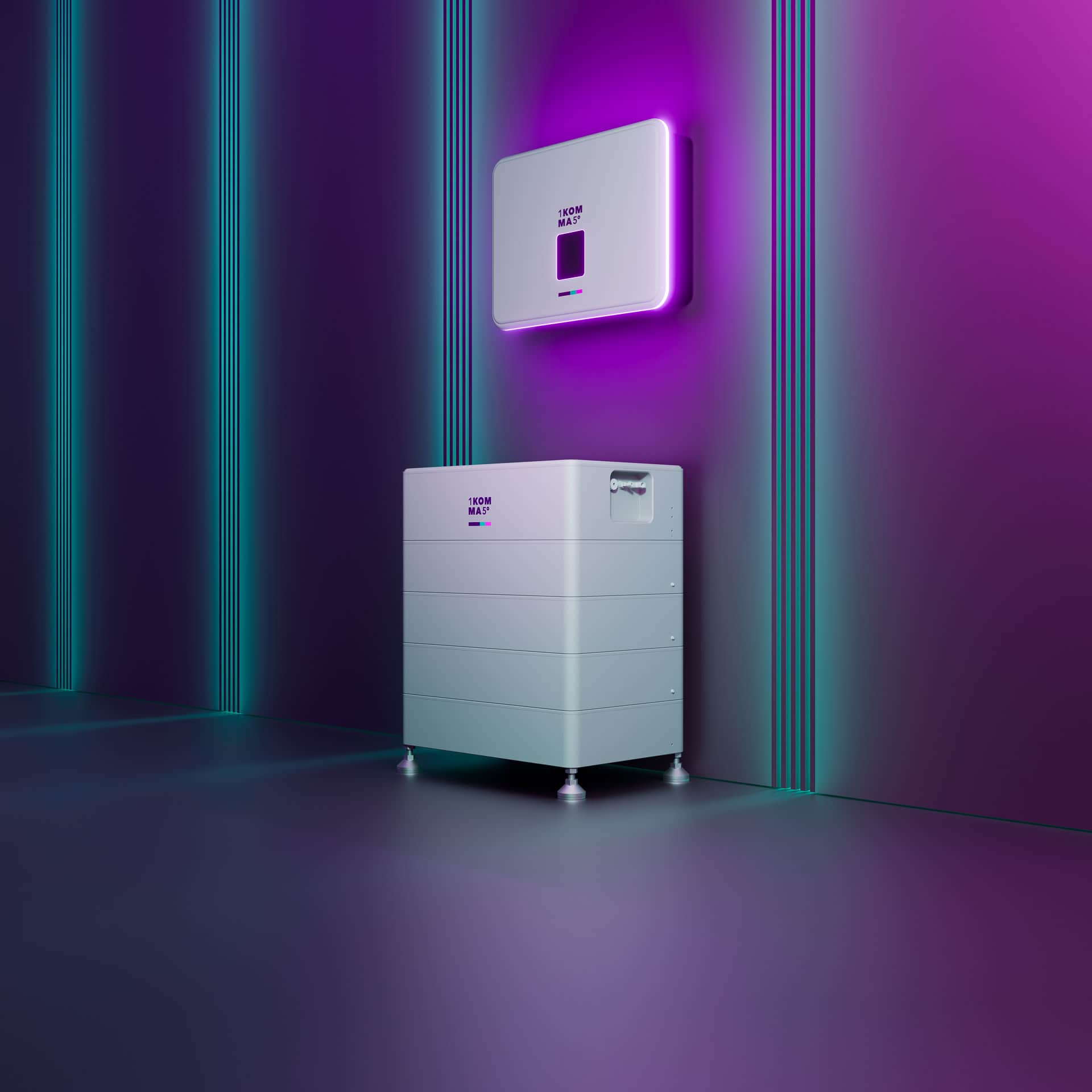 Musta ja violetti 1KOMMA5°-auto on pysäköity soratielle auringonkukkapellon viereen, taustalla tuulivoimala pilvisen taivaan alla.