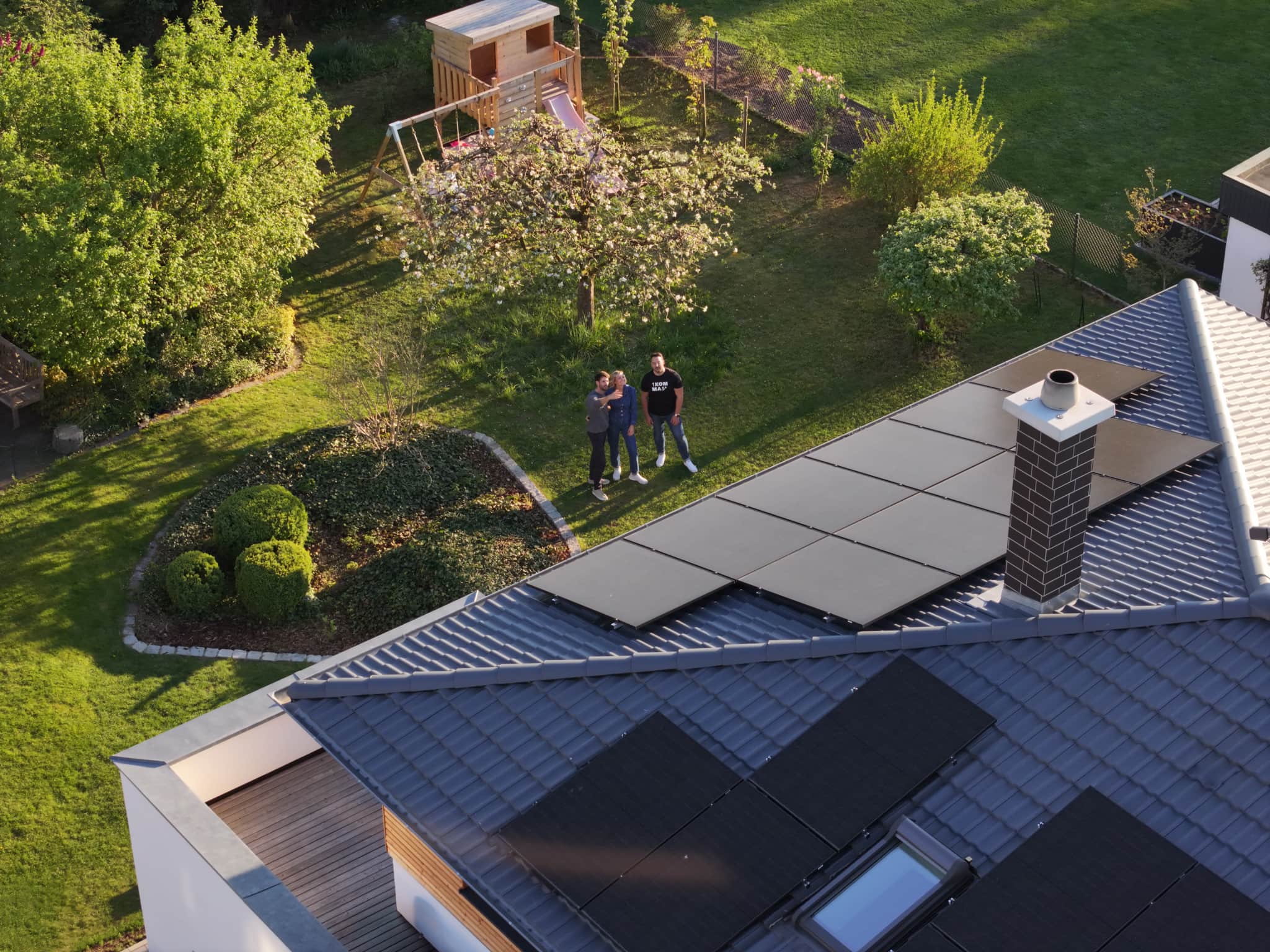 Børn leger foran hus med et solcelleanlæg fra 1komma5