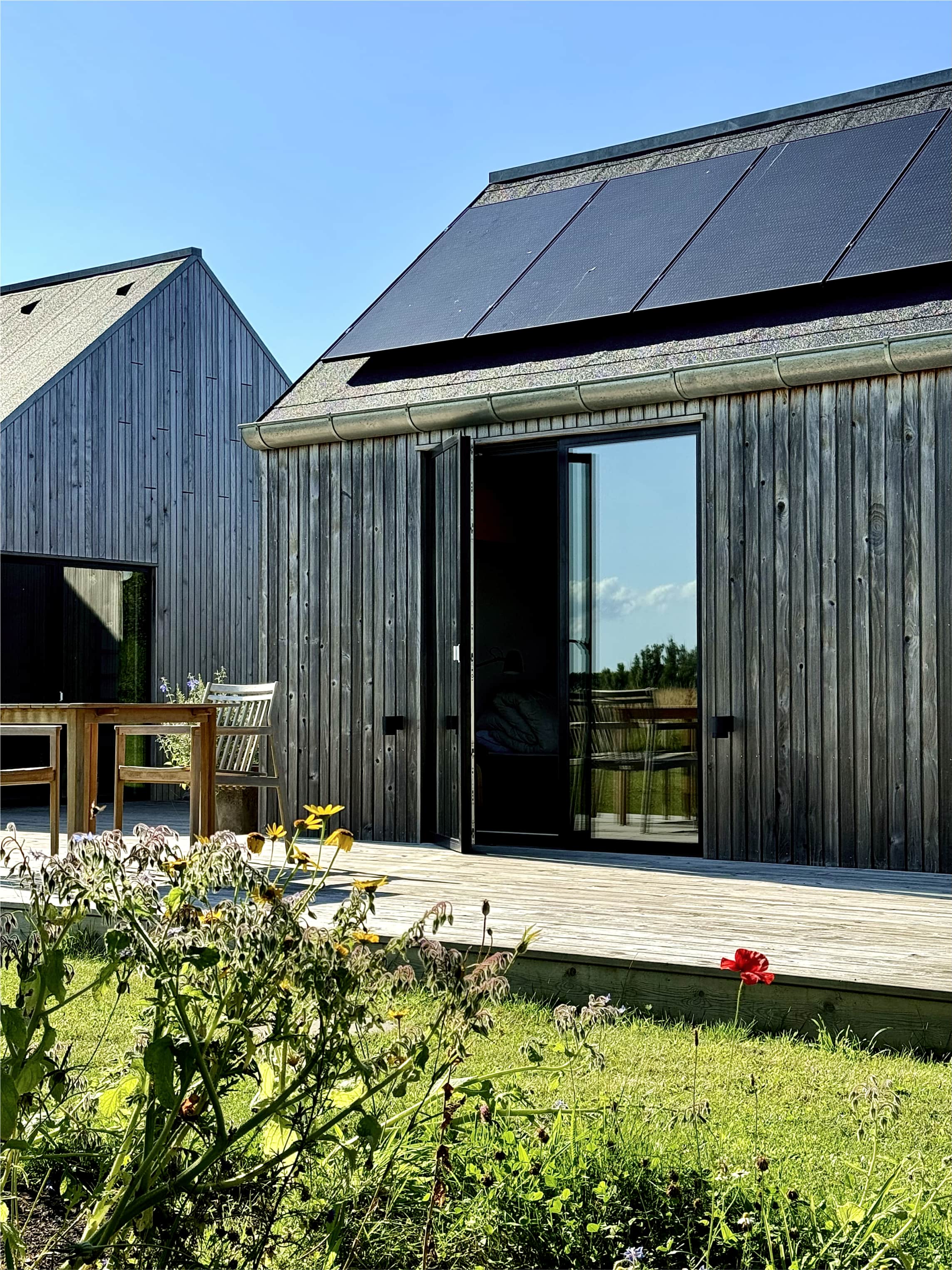 Modern villa med solcellsanläggning på taket och villabatteri från 1KOMMA5°