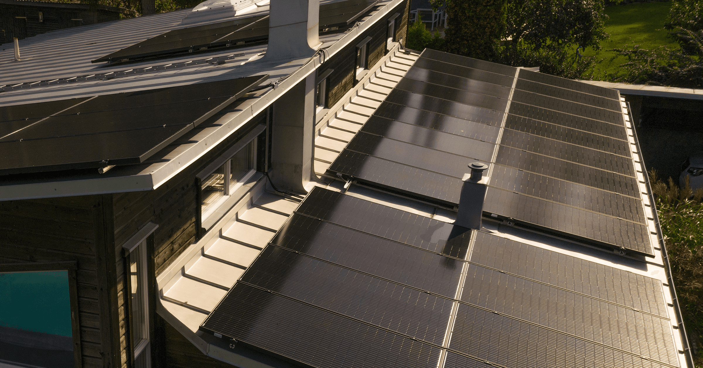 Modern villa i solnedgång med solceller på hustaket