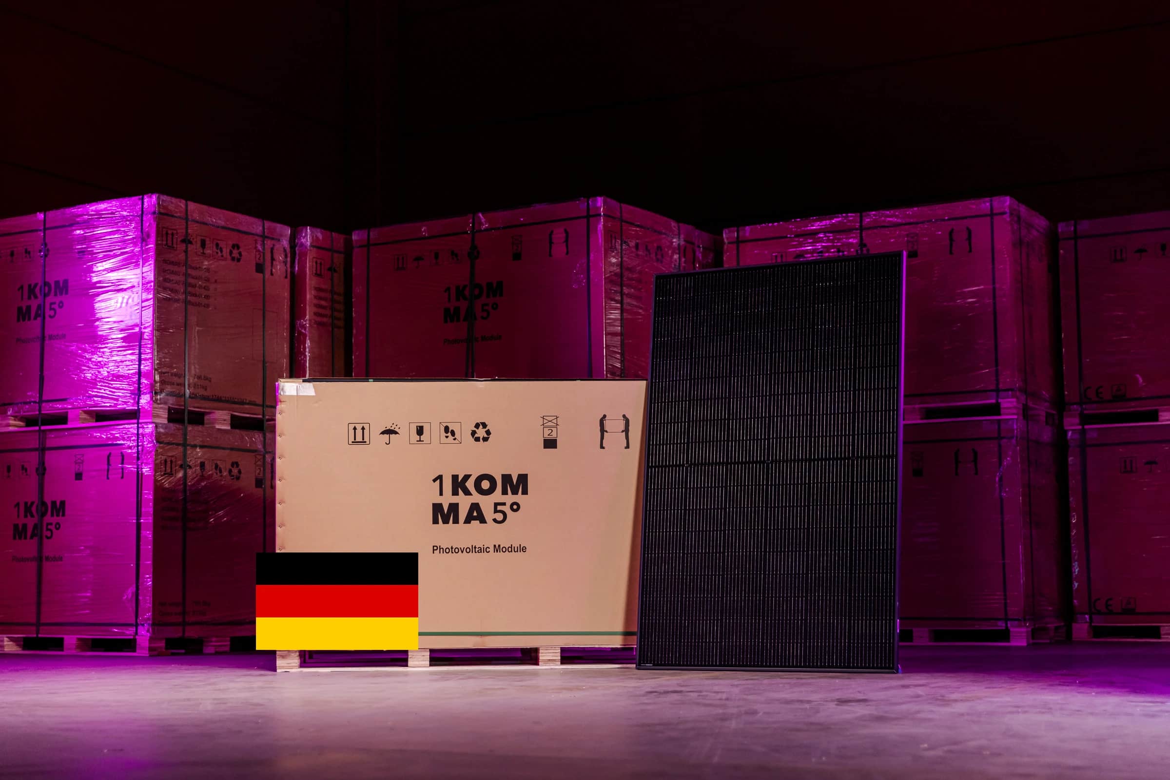 Täysmusta 1komma5 aurinkpaneeli ja tasutalla monta lavaa paneeleita