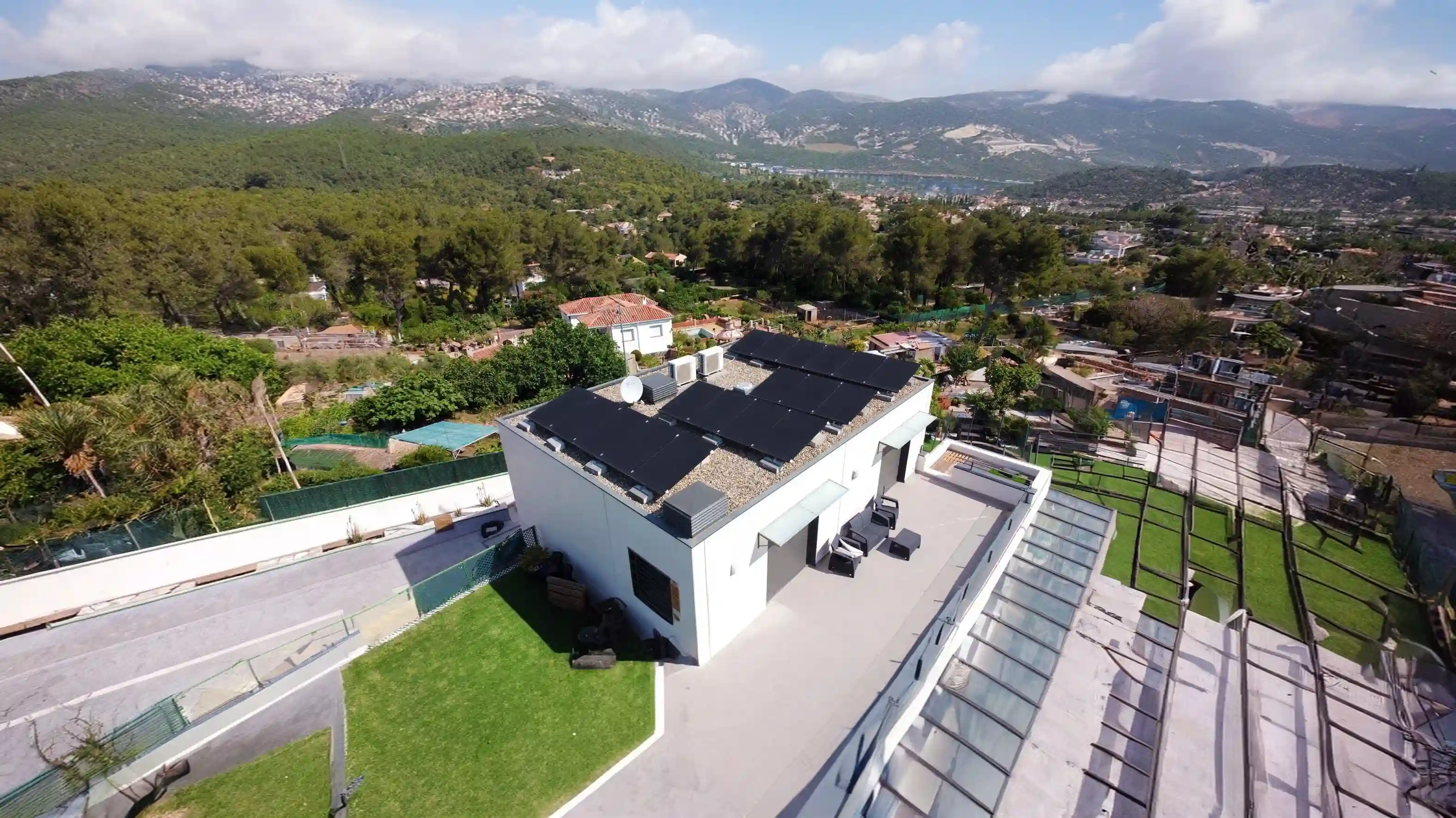 Instalación de autoconsumo solar residencial con placas solares 1KOMMA5° en Ibiza, Islas Baleares.