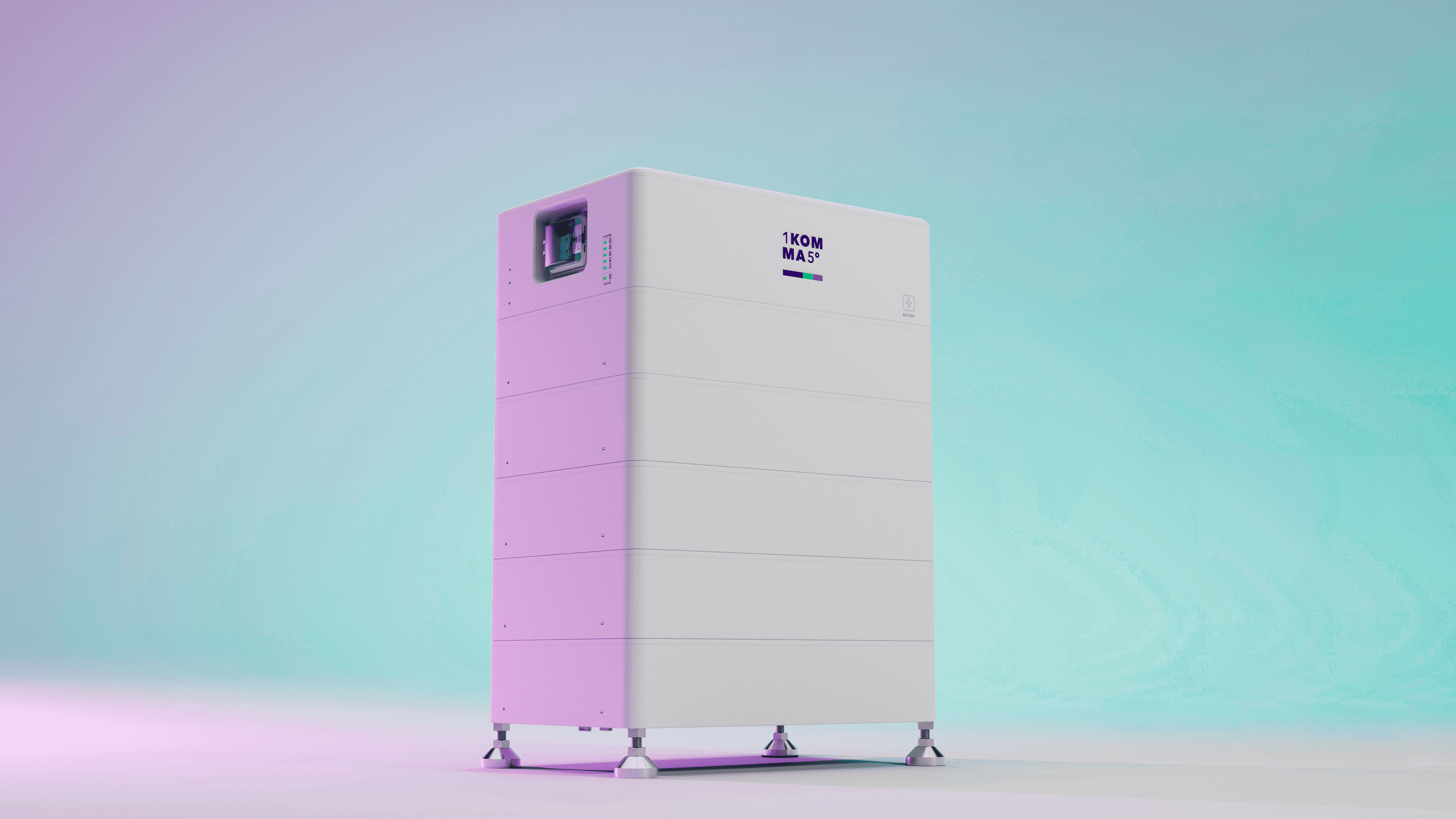 Valkoinen suorakulmainen aurinkoenergian varastointilaite, jossa on vaaleanpunainen valaistus ja “KOM MAS” -logo, metallijaloilla pastellinsävyistä turkoosi–vaaleanpunaista taustaa vasten.