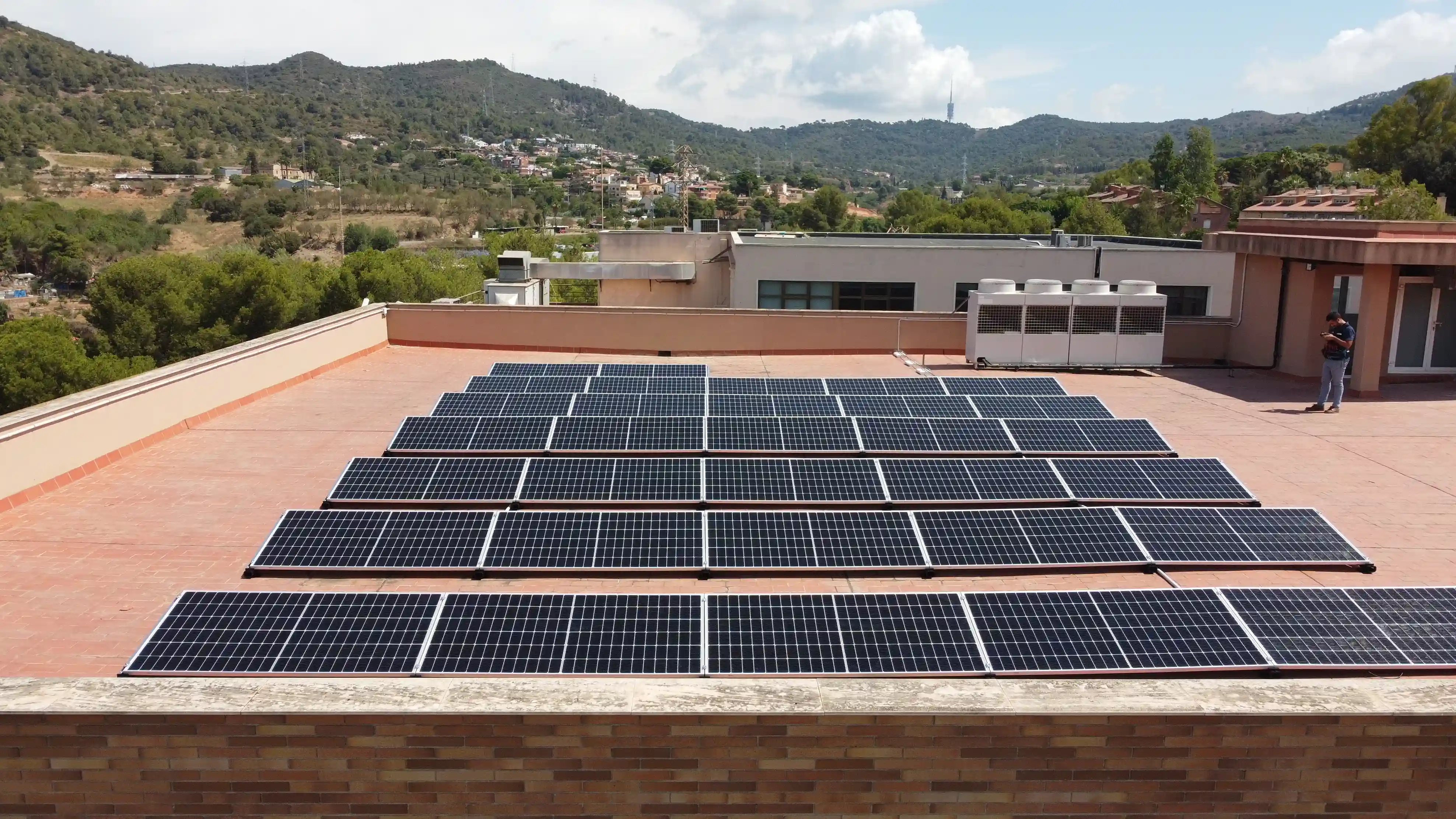 Técnicos de 1KOMMA5° instalando placas solares en un hogar.
