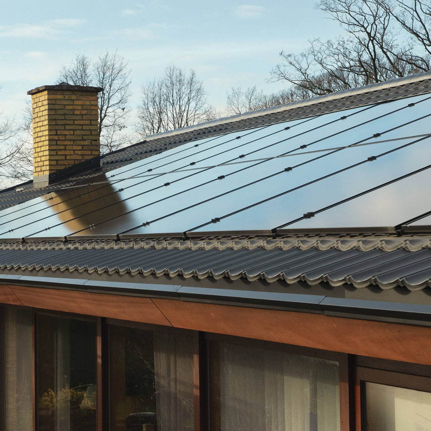 Solceller på hustag i lyst vejr