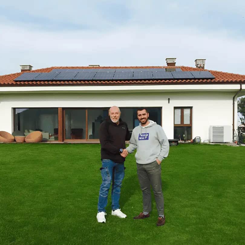 Andrés, cliente satisfecho de 1KOMMA5° en Mallorca, sonriendo frente a su instalación de placas solares