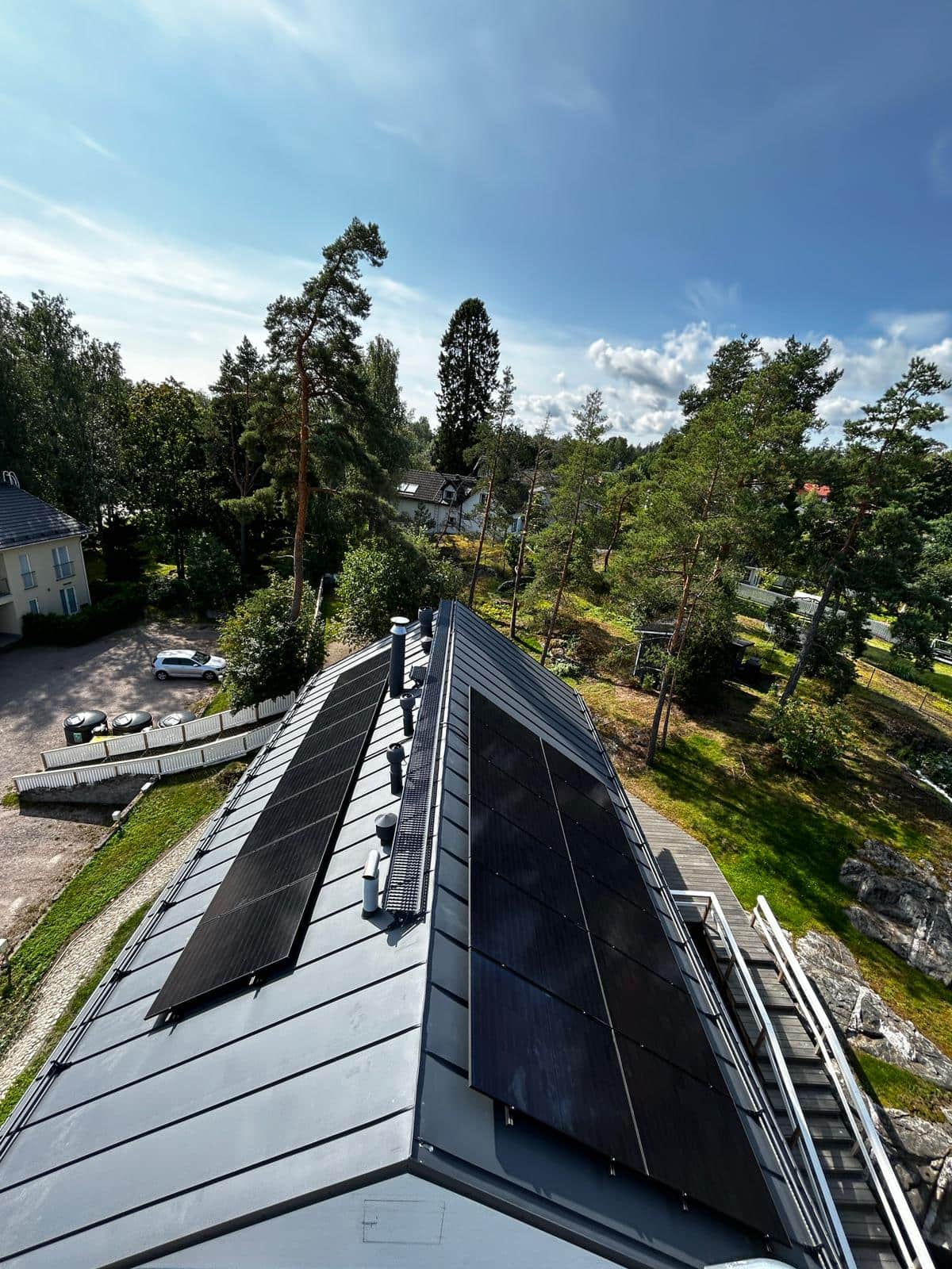 Två män installerar en solpanel från 1KOMMA5°